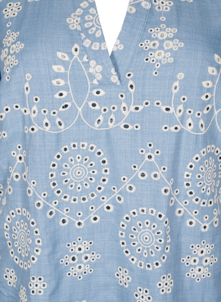 Korte jurk met een decoratief opengewerkt patroon, Faded Denim w. White, Packshot