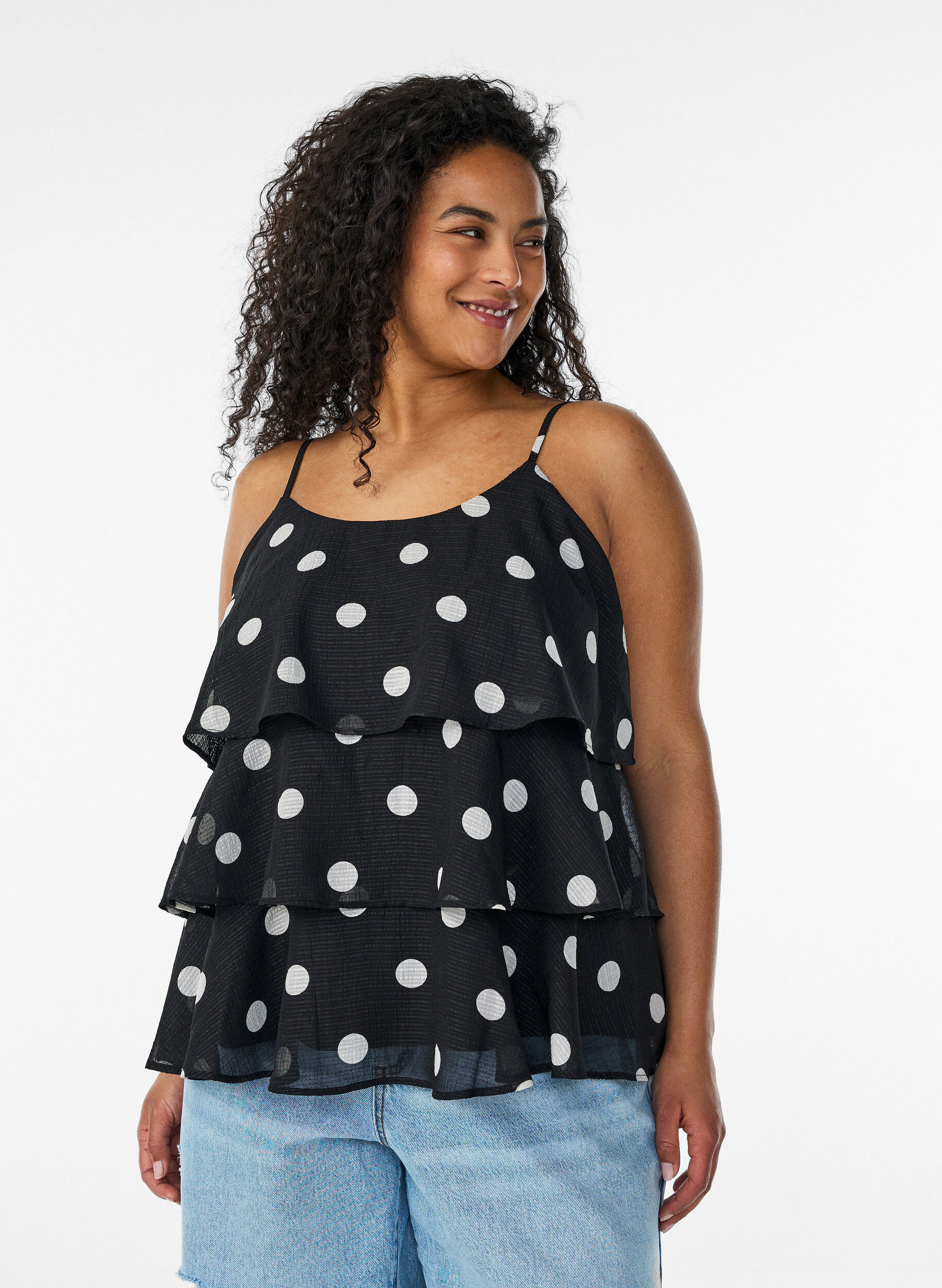 Gelaagde top met ruches en spaghettibandjes, Zwart, Model