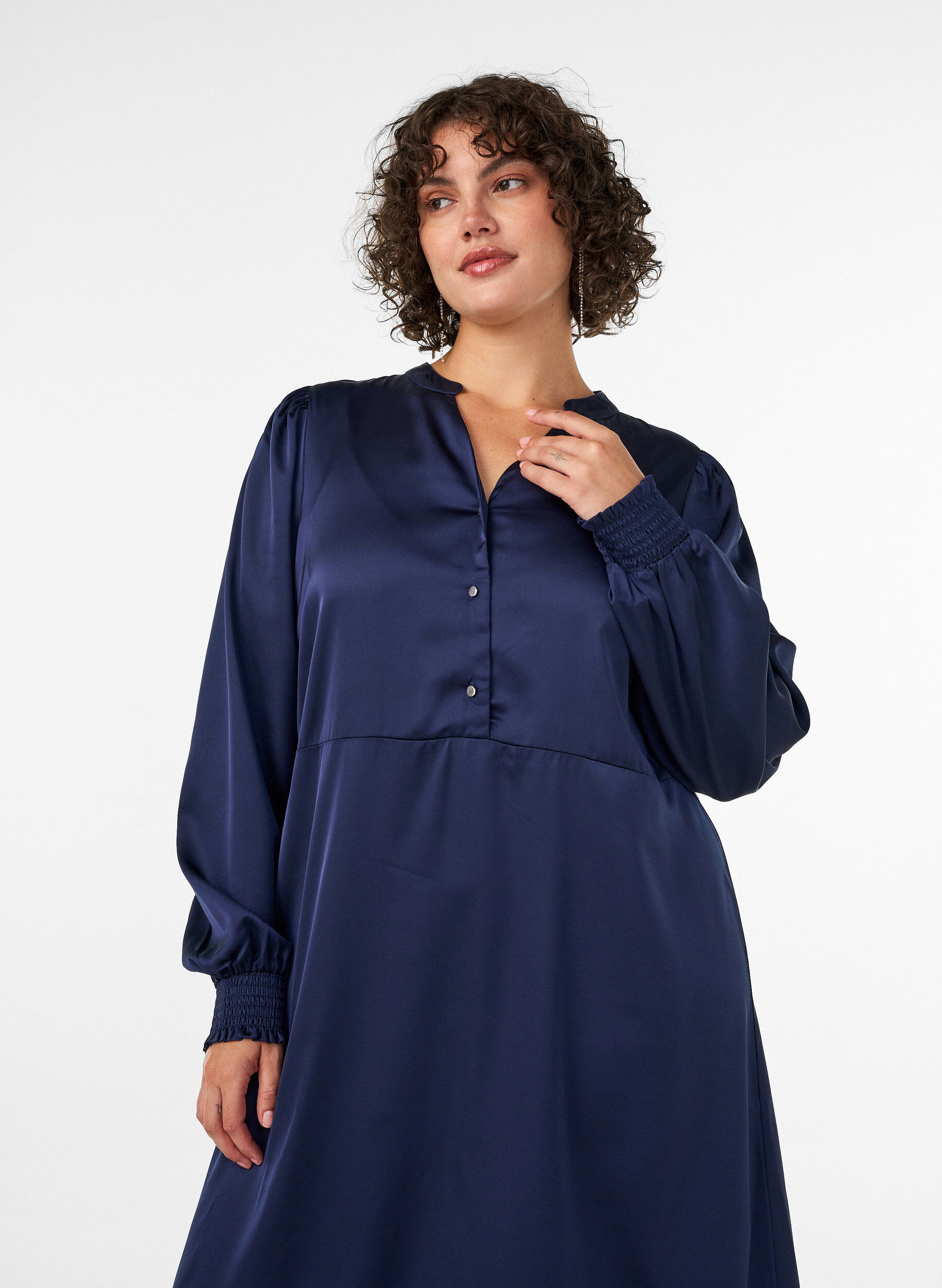 ZizziSatijnen jurk met lange mouwen en V-hals, Blauw, Model image number 2