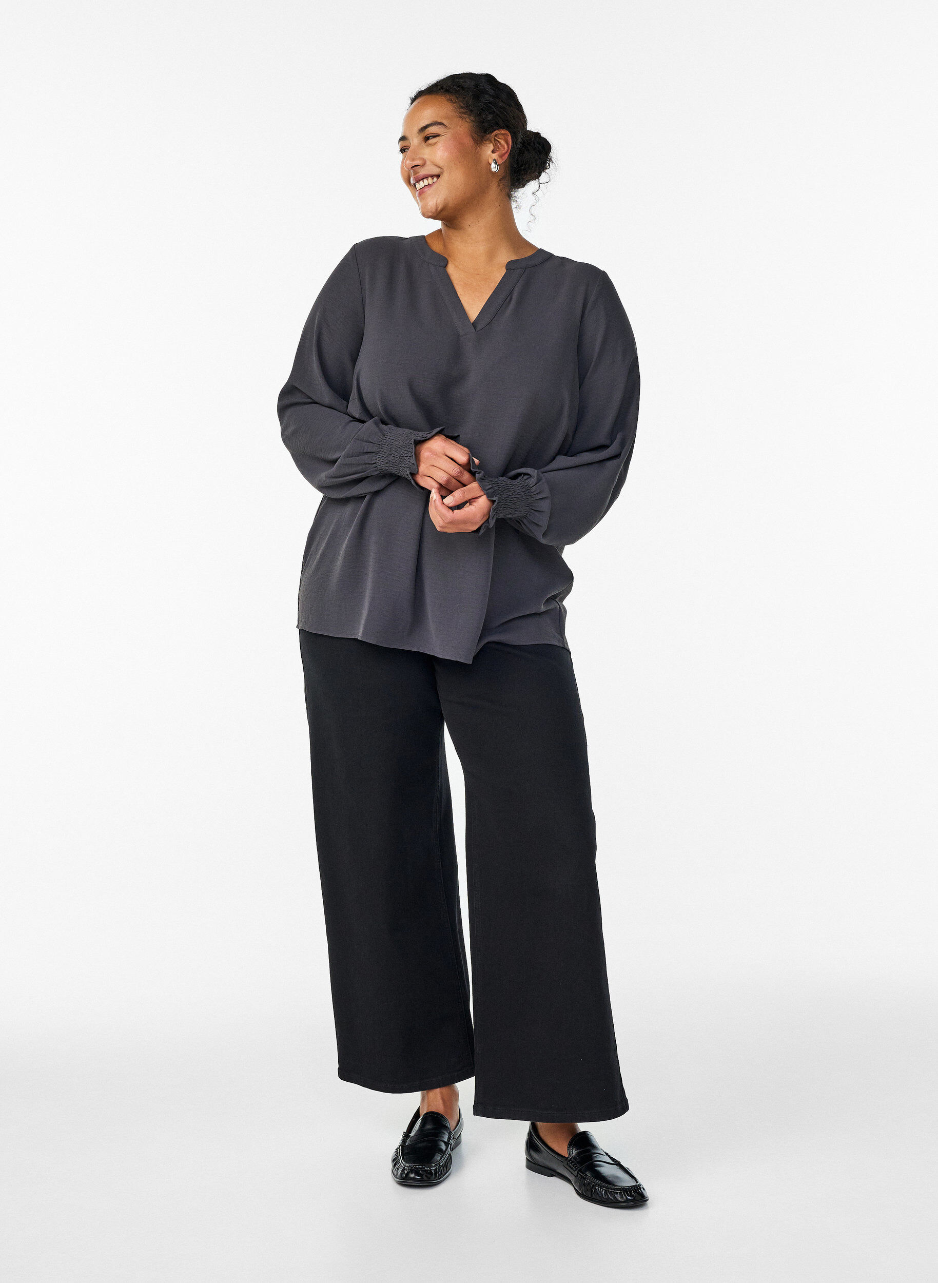 ZizziBlouse met smockmanchetten en V-hals, Grijs, Model image number 1