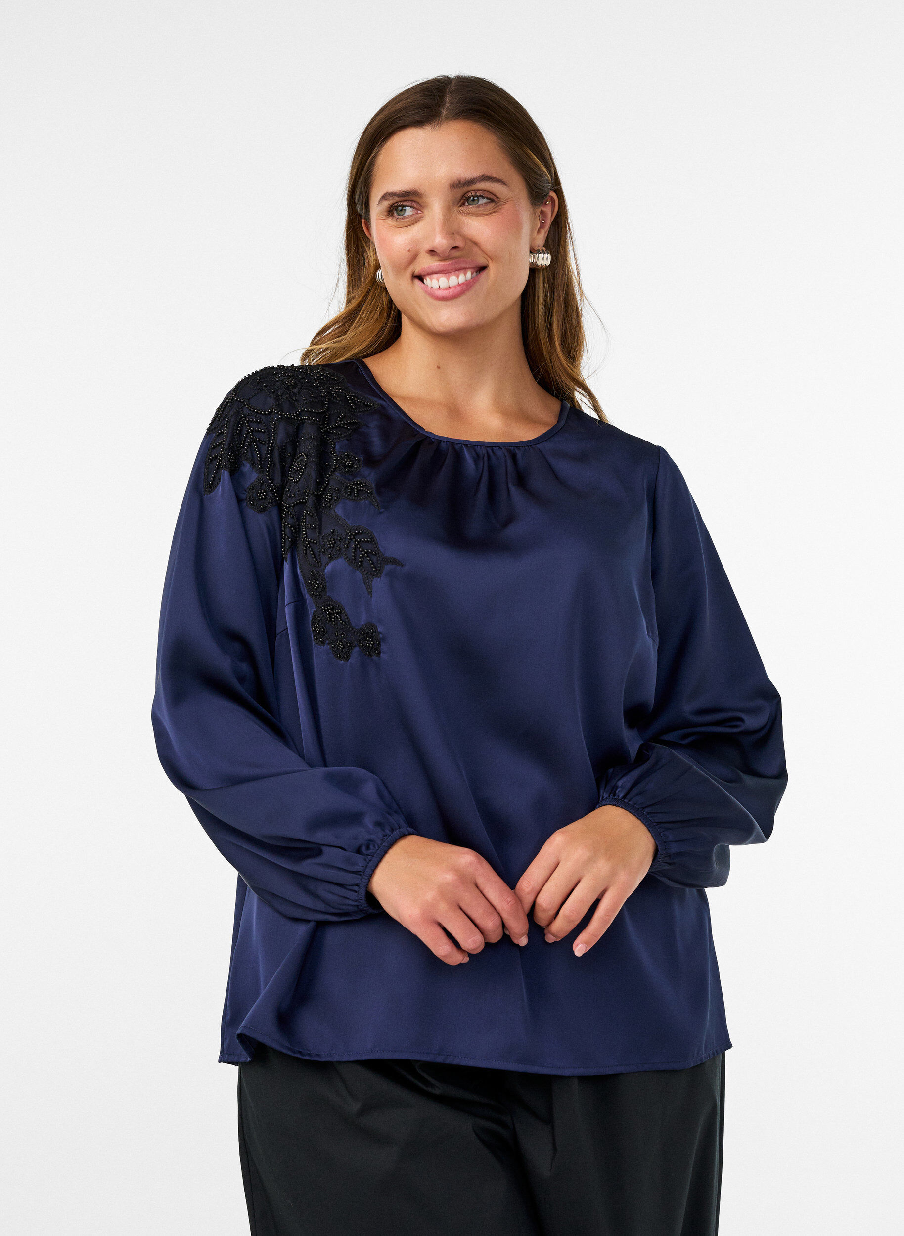 Satijnen blouse met kanten applicatie en parels, Blauw, Model