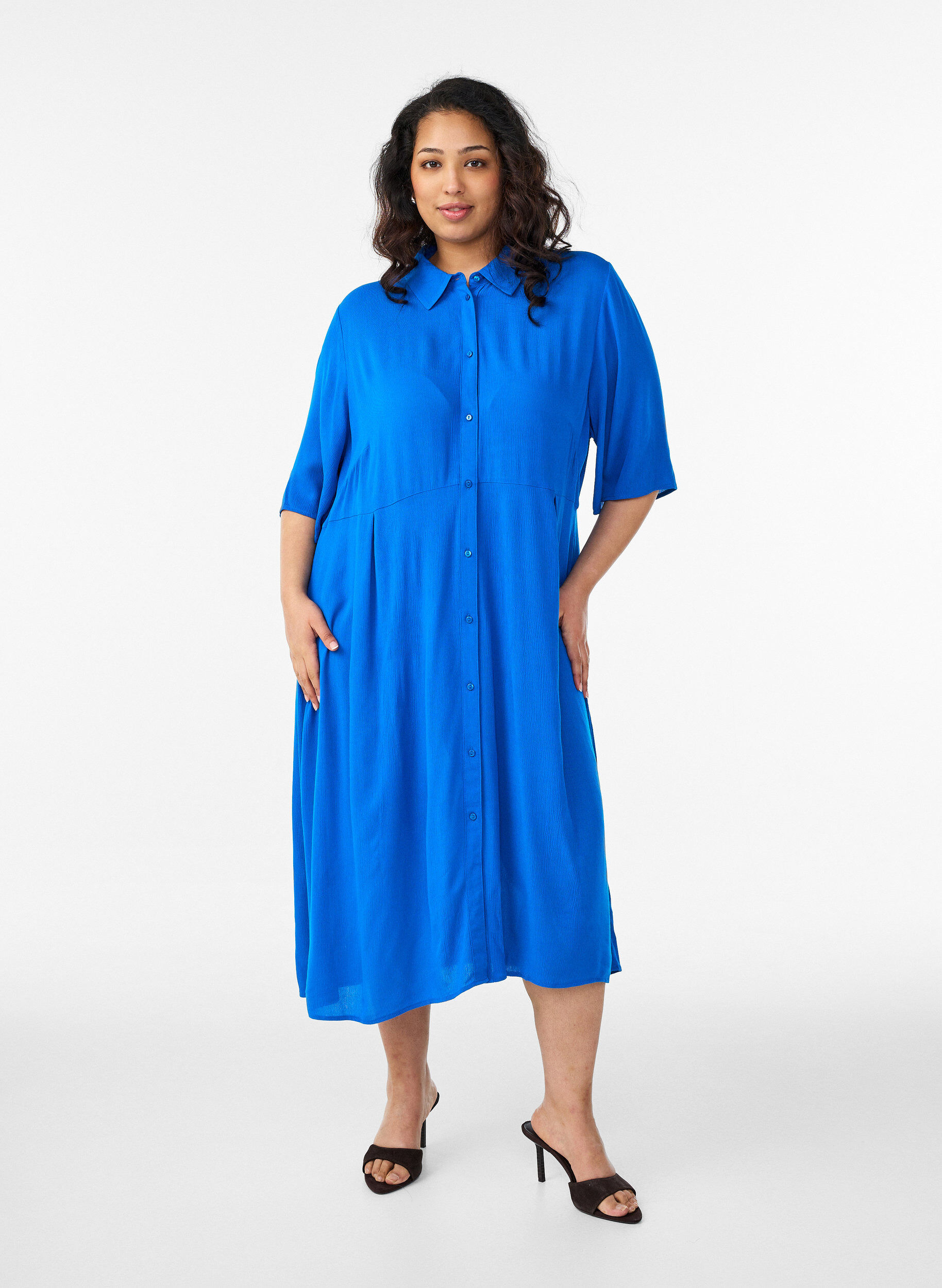 Robe chemise mi-longue &agrave; manches courtes, Bleu, Model