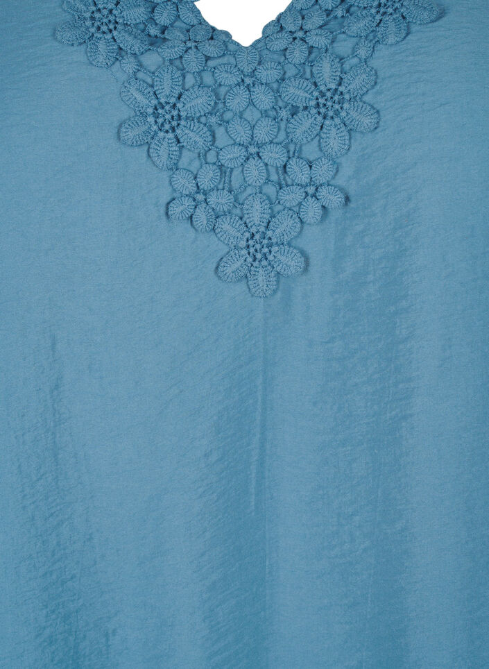 Blouse van viscose met v-hals en borduursel, Blauw, Packshot image number 2