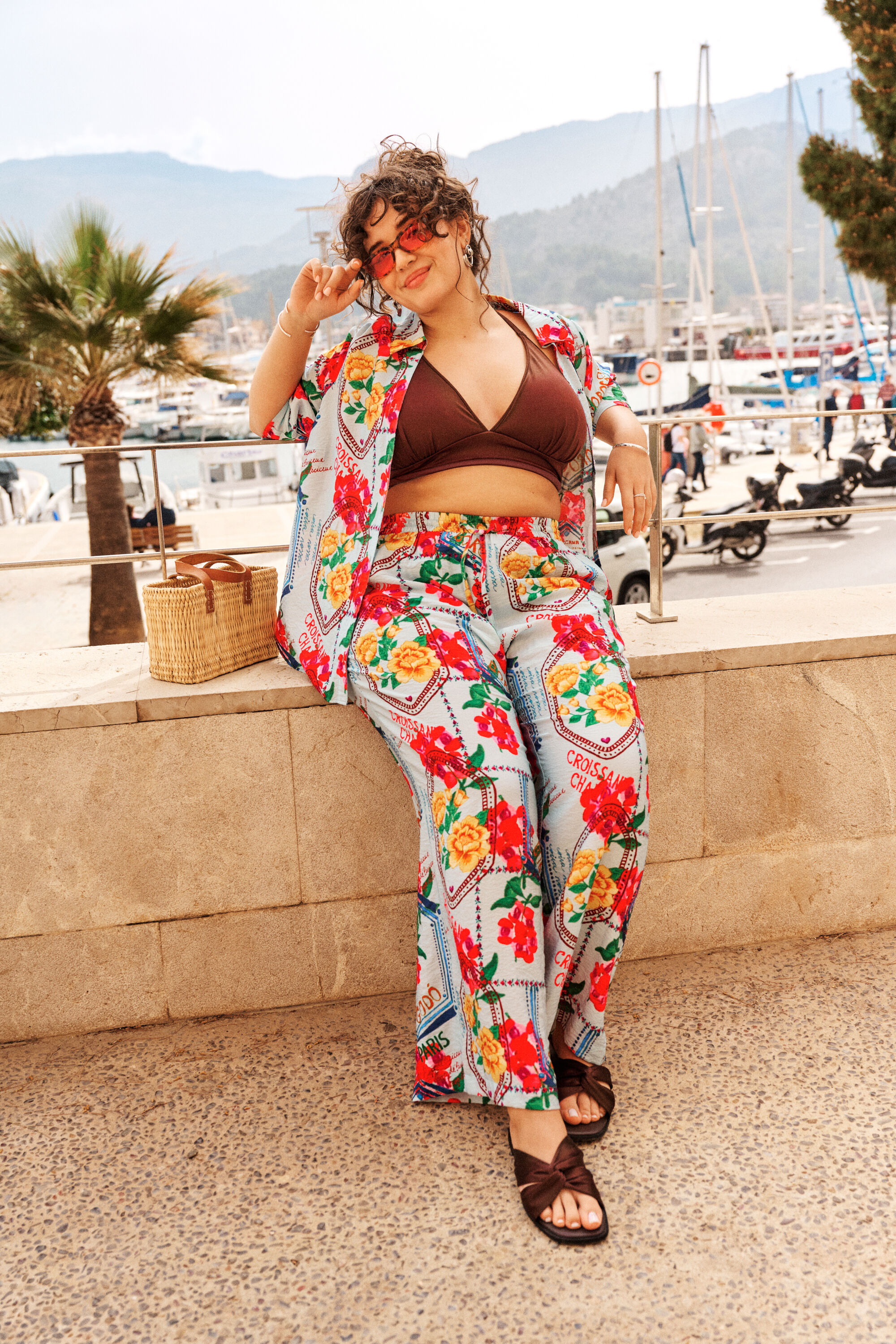 Kleurrijke vakantiesfeer in de haven, , Model