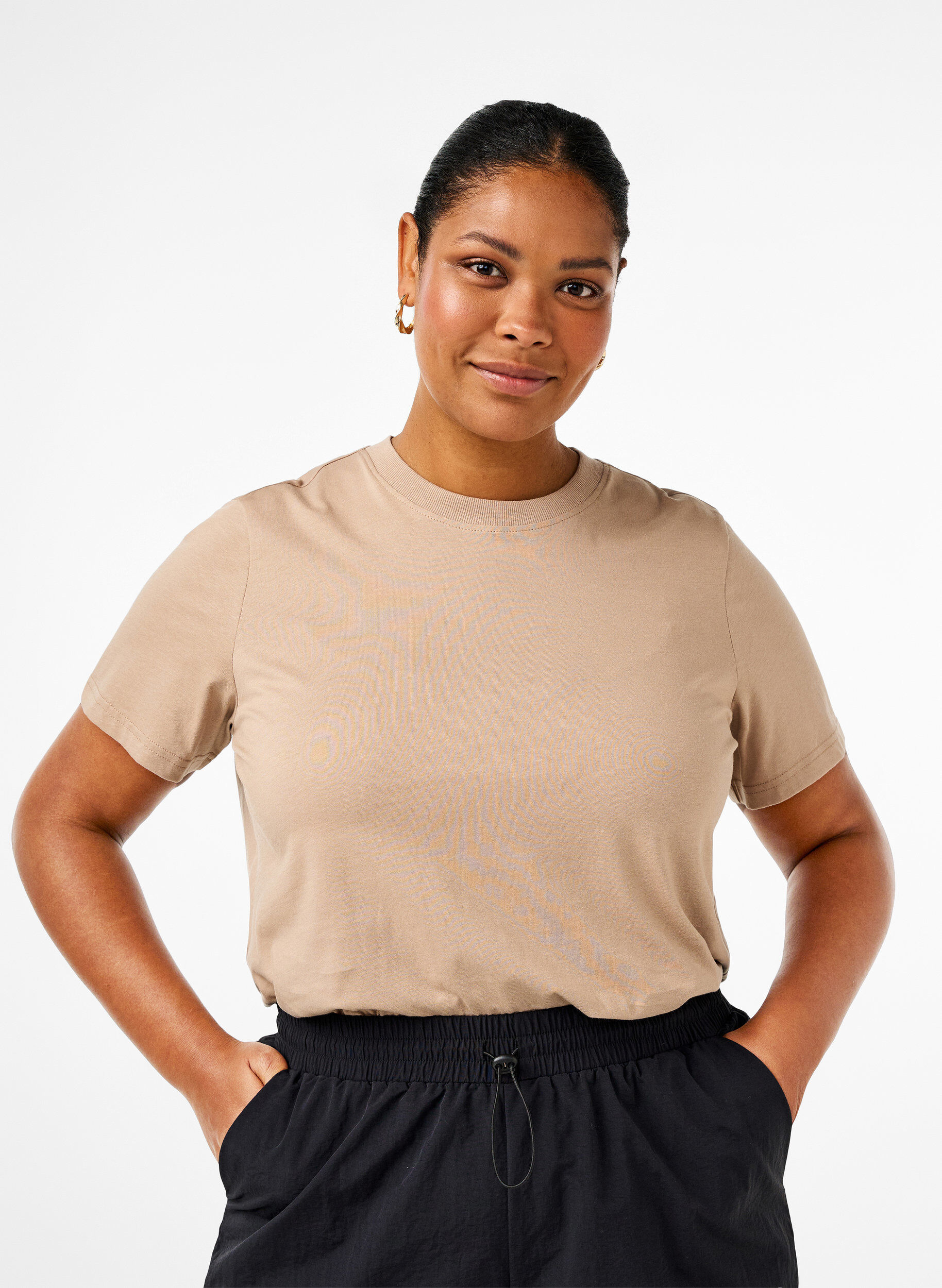 Basic katoenen T-shirt met ronde hals, Beige, Model