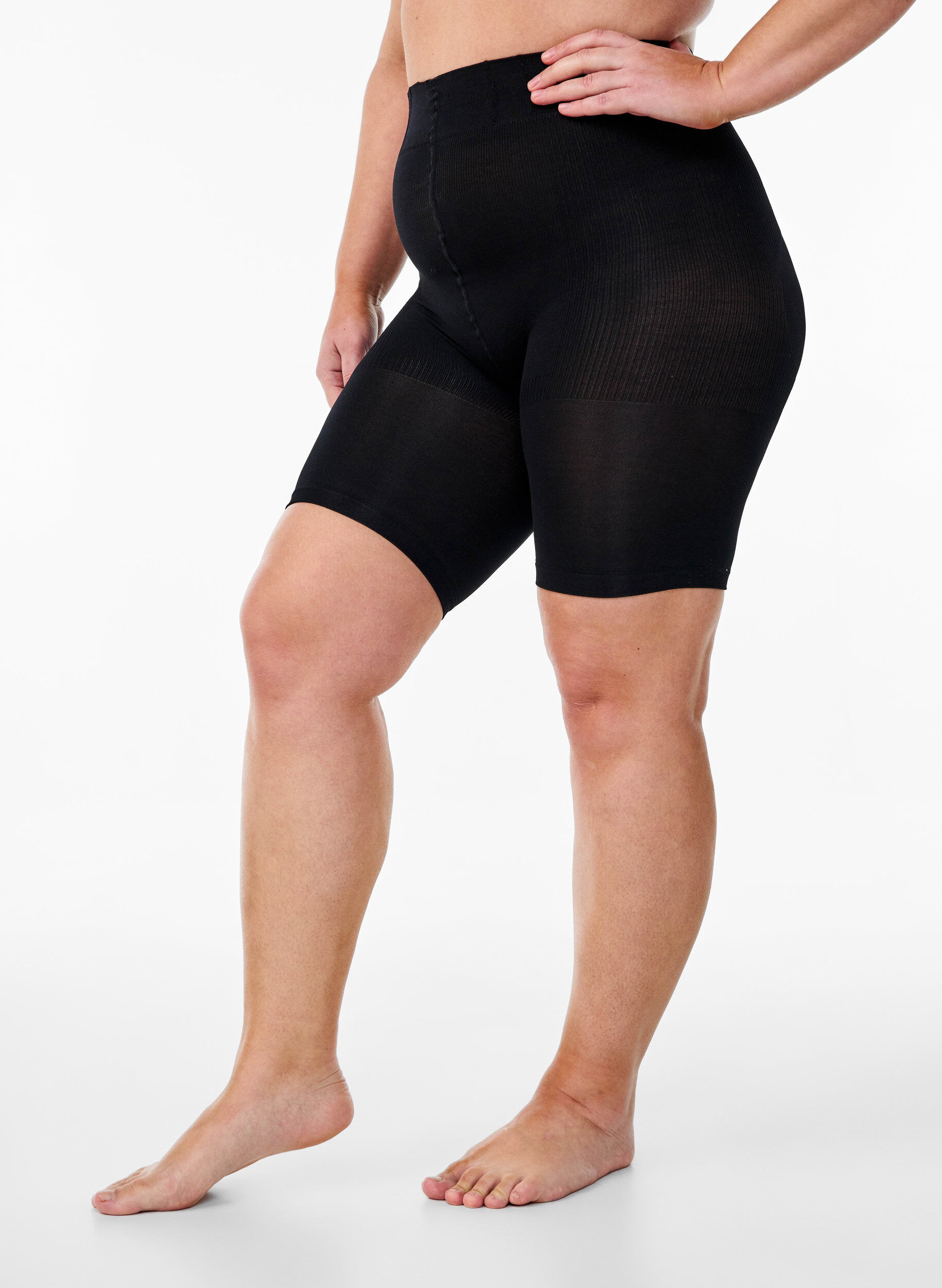 2-pack push-up shorts in 60 denier met shaping effect, Zwart, Model