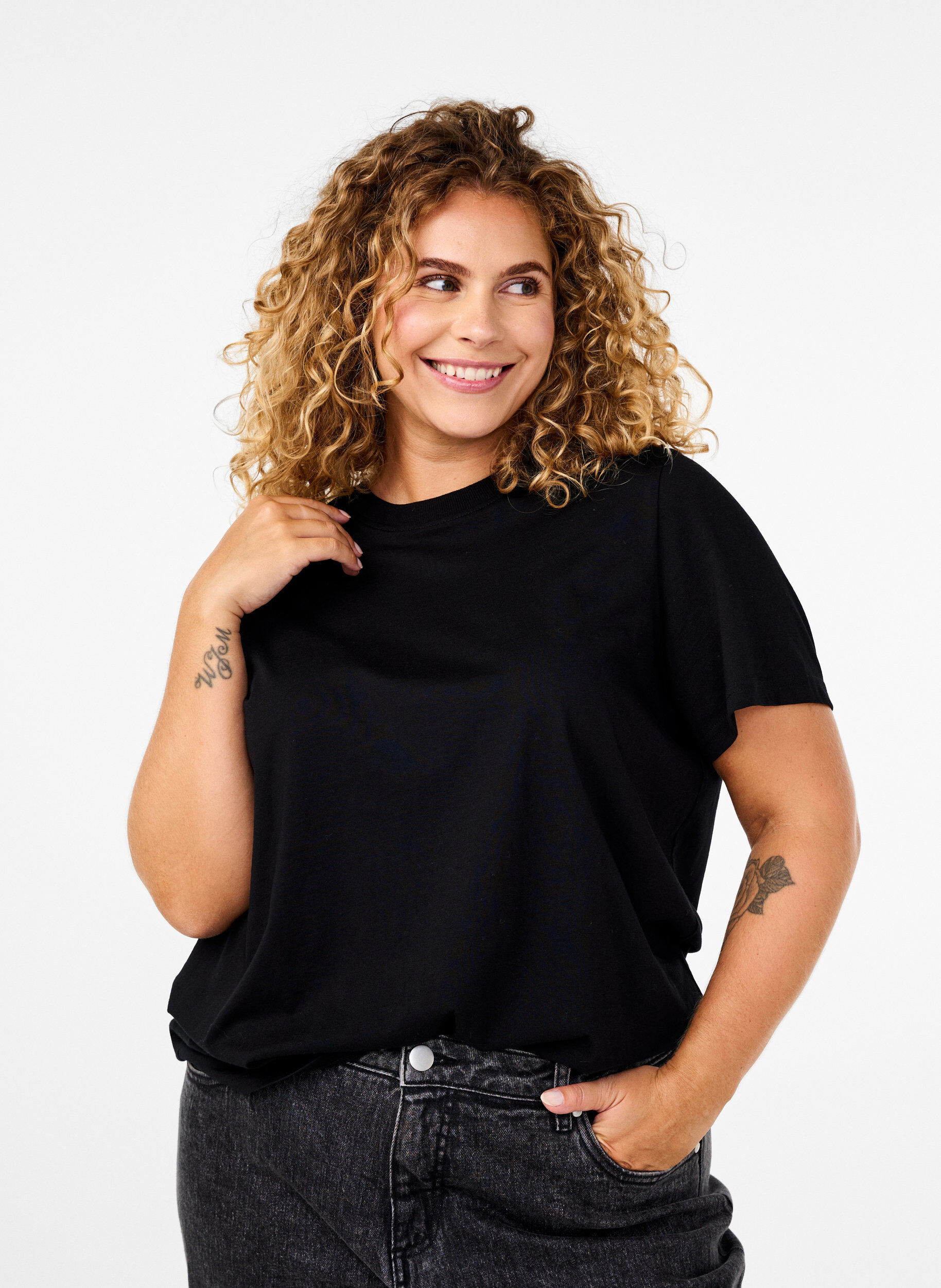 Basic katoenen T-shirt met ronde hals, Zwart, Model