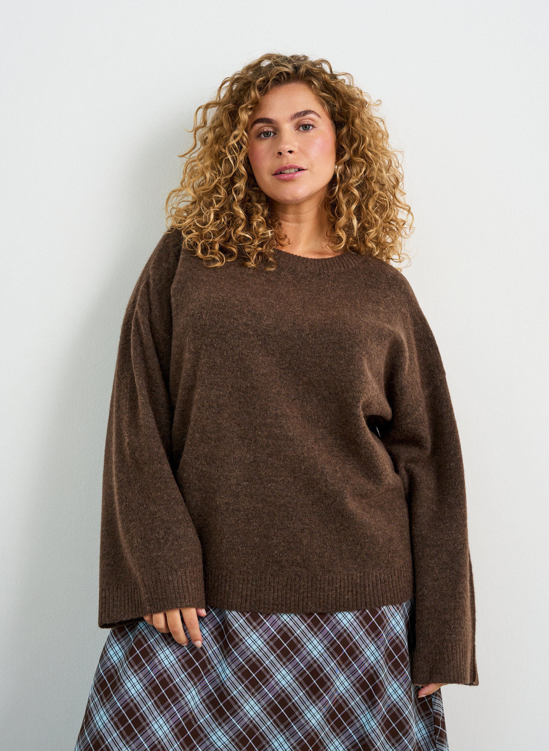 Losgebreide blouse met alpaca en wol, Bruin, Model
