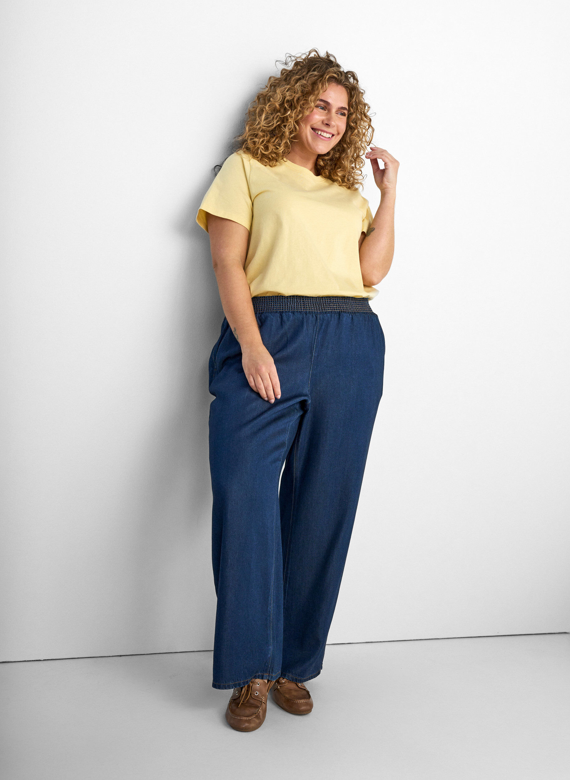 Zizzi T-shirt basique en coton &agrave; col rond, Jaune clair, Model image number 3