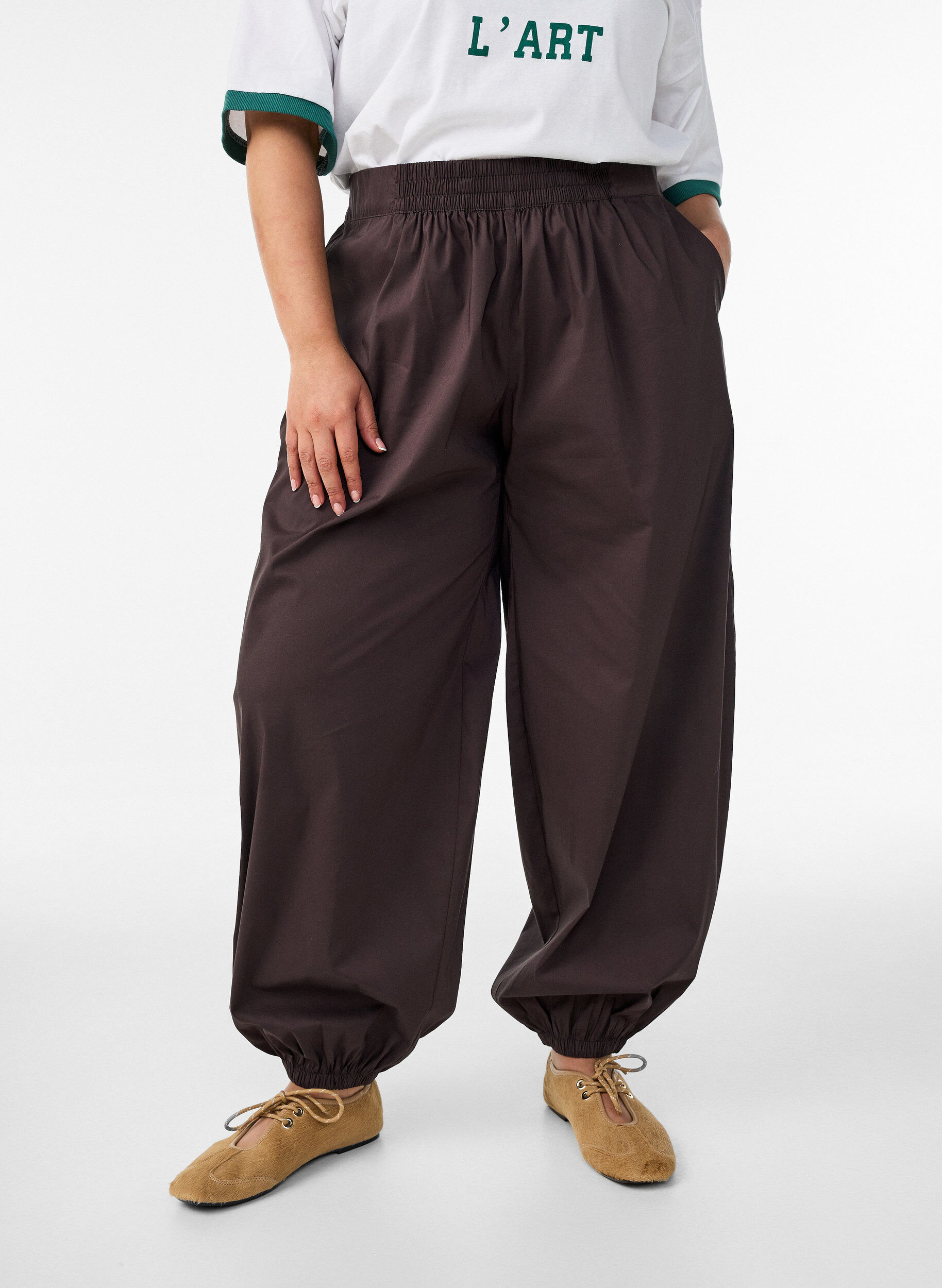 ZizziBallonbroek met zakken en een elastische tailleband, Bruin, Model image number 2