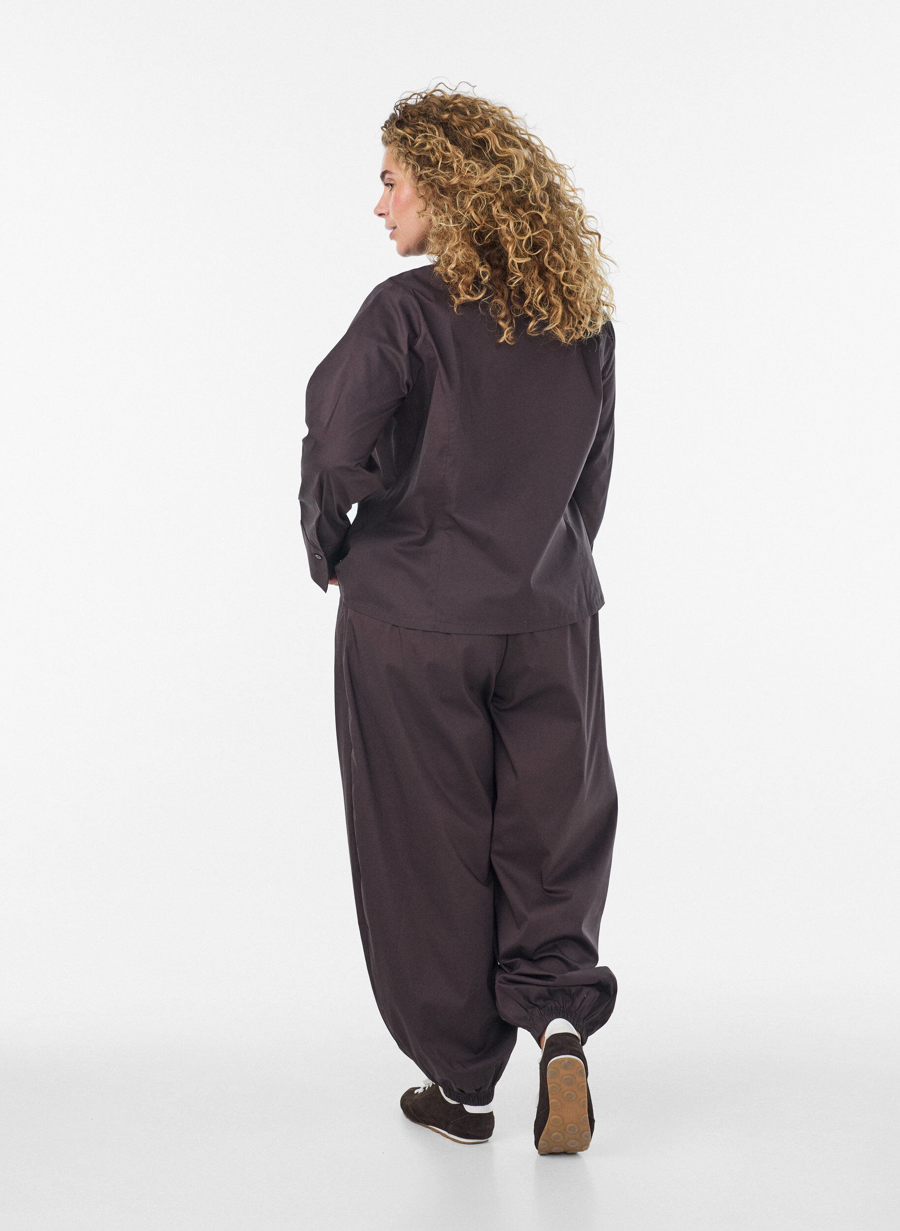 ZizziBallonbroek met zakken en een elastische tailleband, Bruin, Model image number 1
