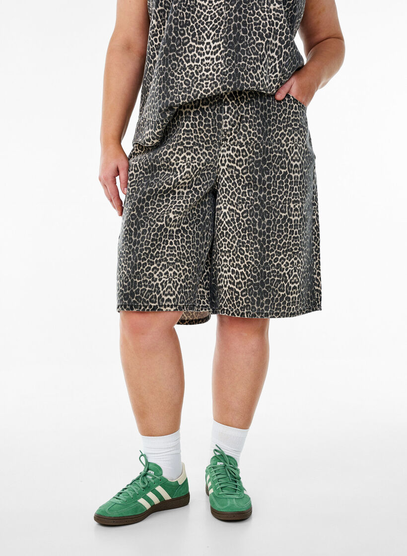 Luipaardprint denim bermuda shorts, Leopard, Model