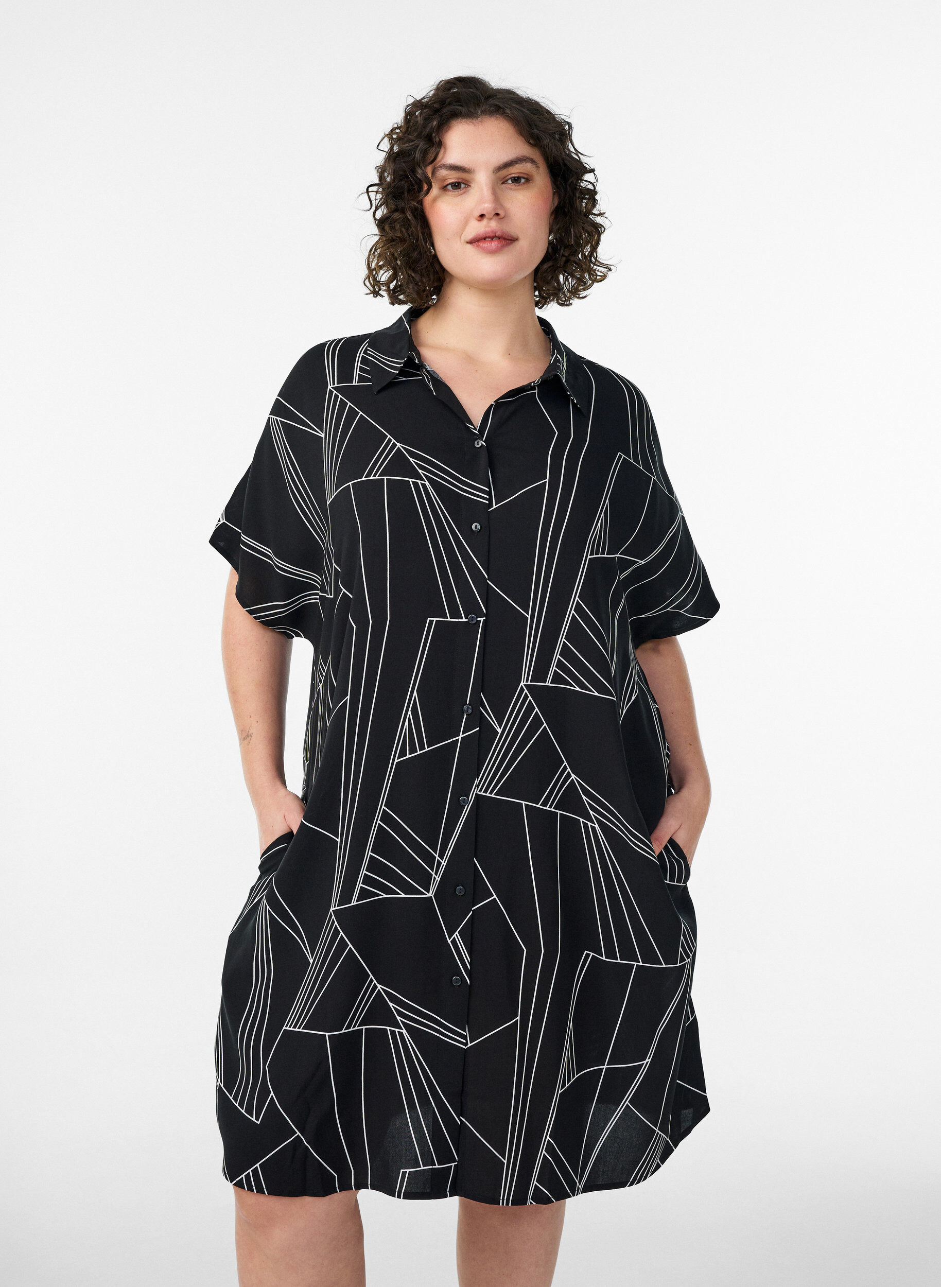 Losvallend lang shirt van viscose, Zwart, Model