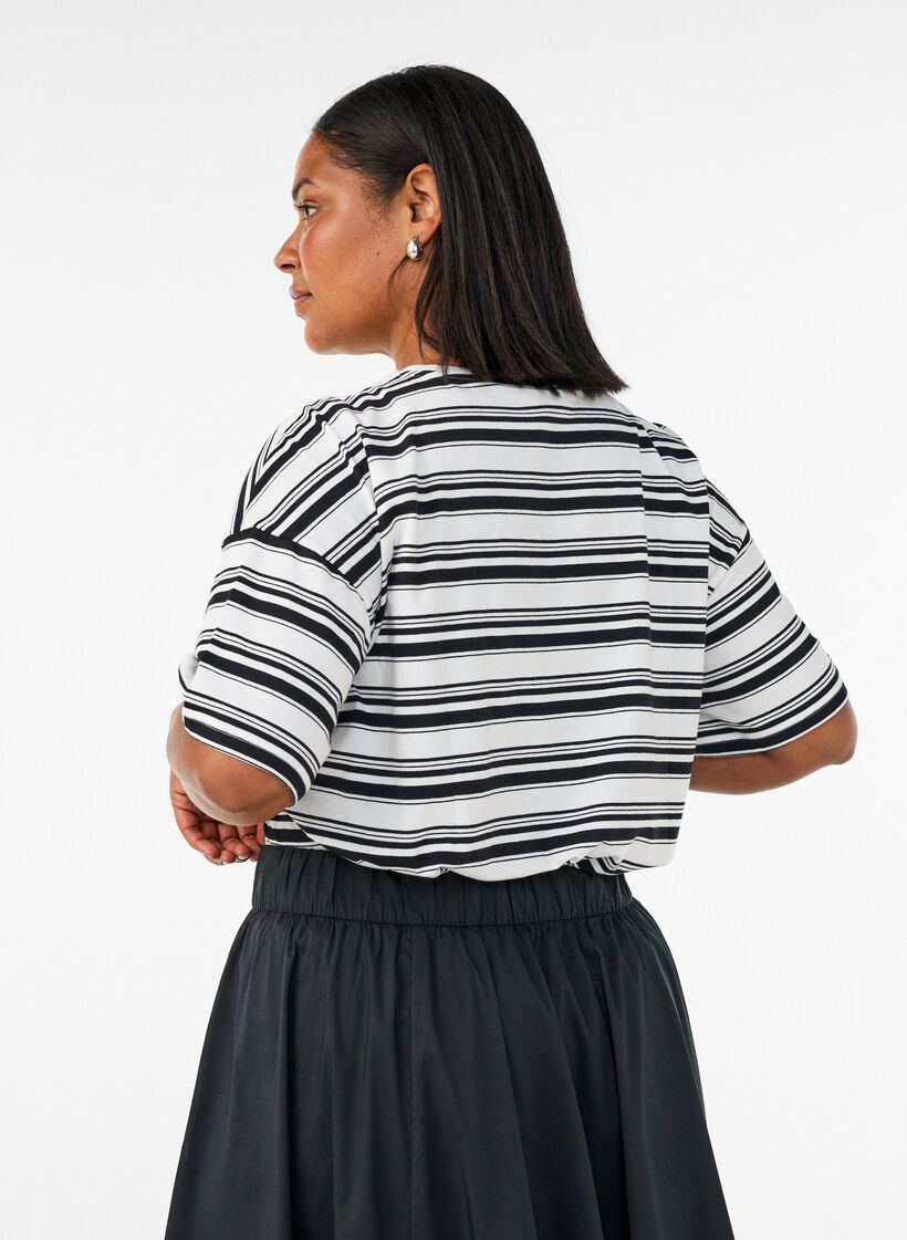 Boxy T-shirt met gestreept patroon, Zwart, Model image number 2