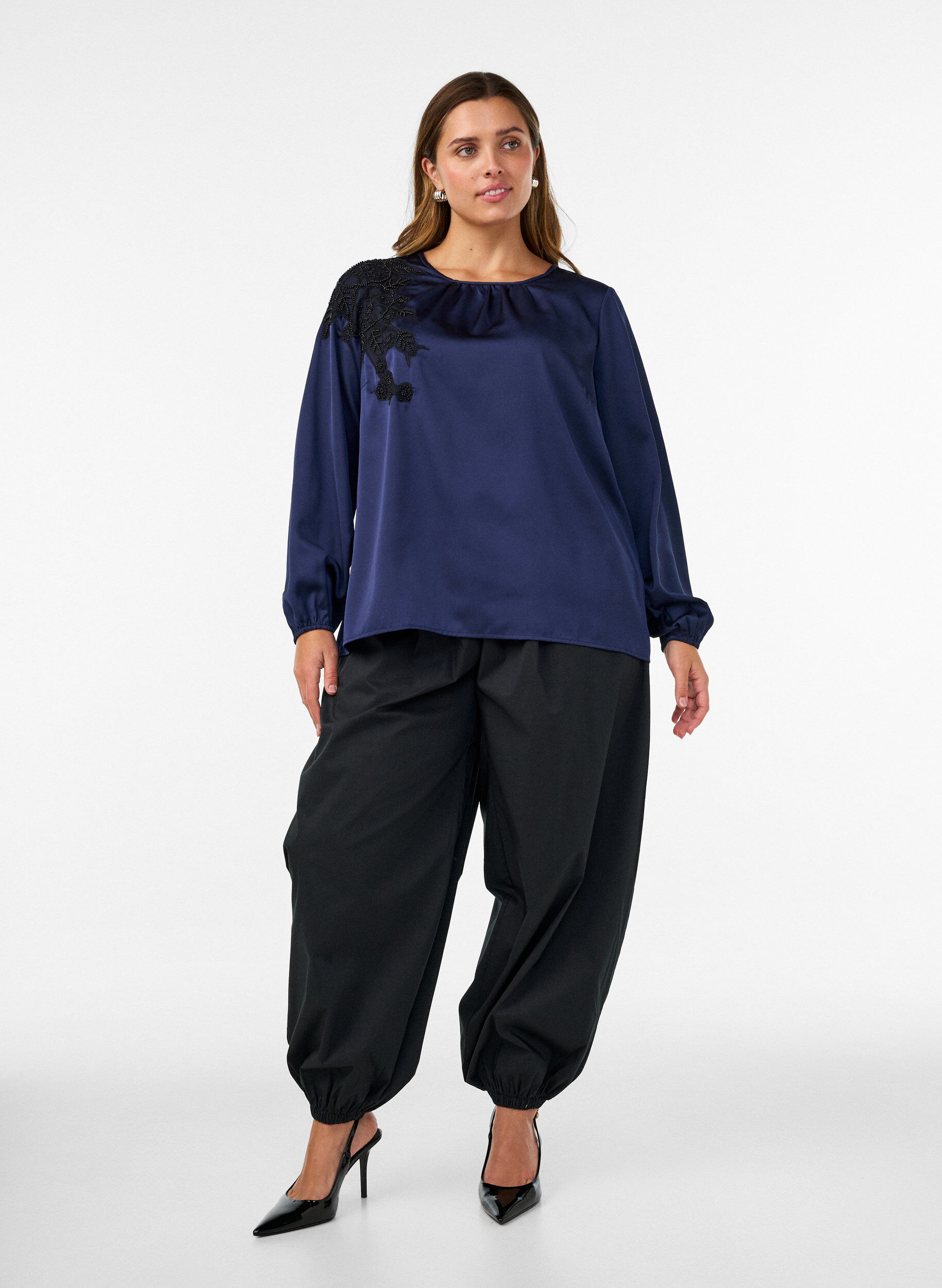 ZizziSatijnen blouse met kanten applicatie en parels, Blauw, Model image number 1