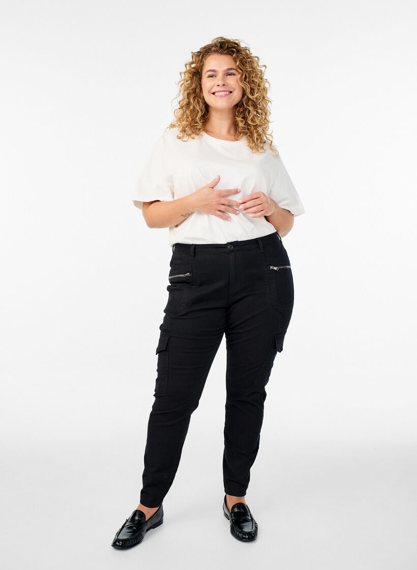 Strakke pasvorm broek met cargozakken, Zwart, Model image number 0