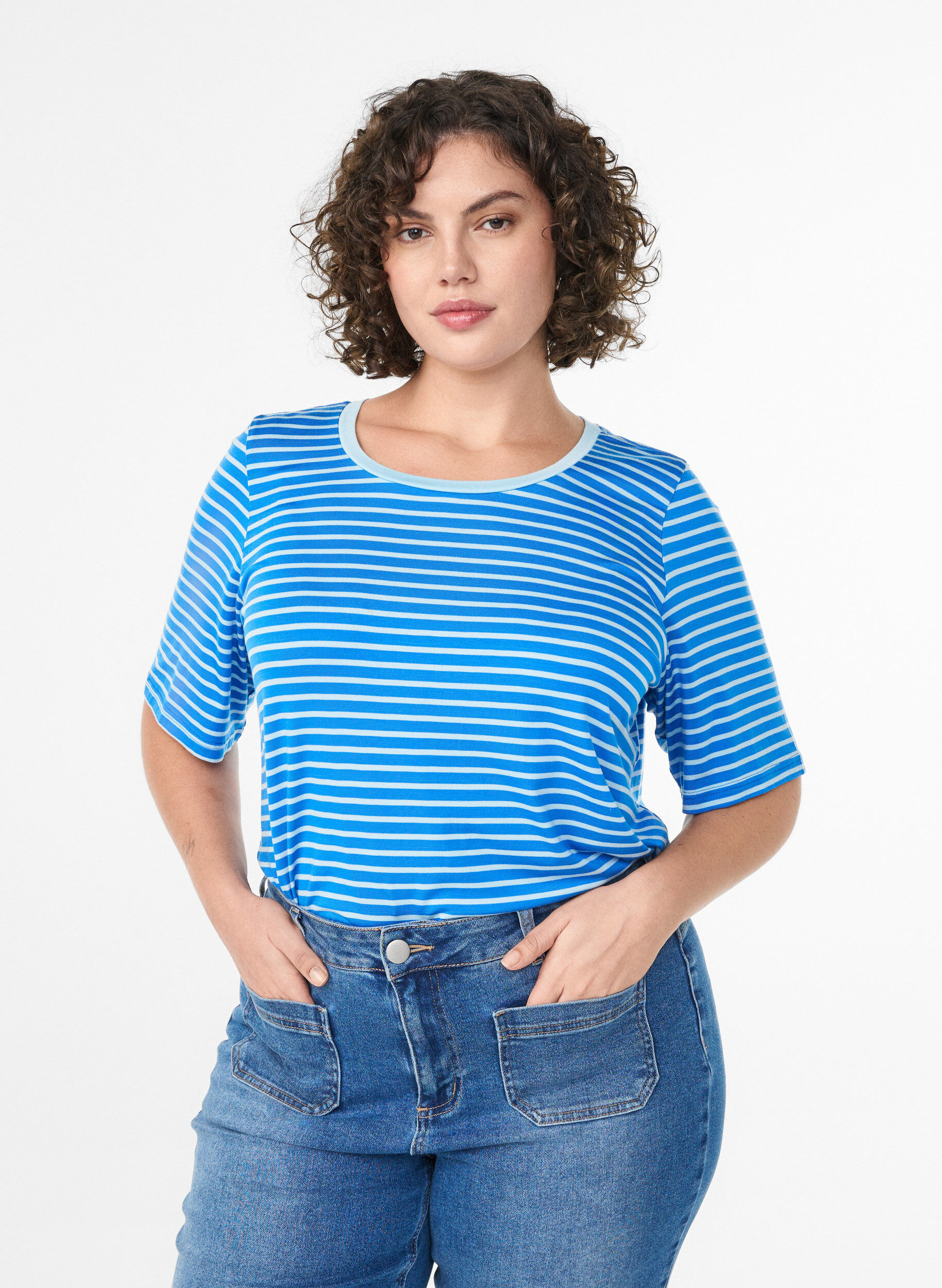 T-shirt met TENCEL&trade; Lyocell en strepen, Blauw, Model
