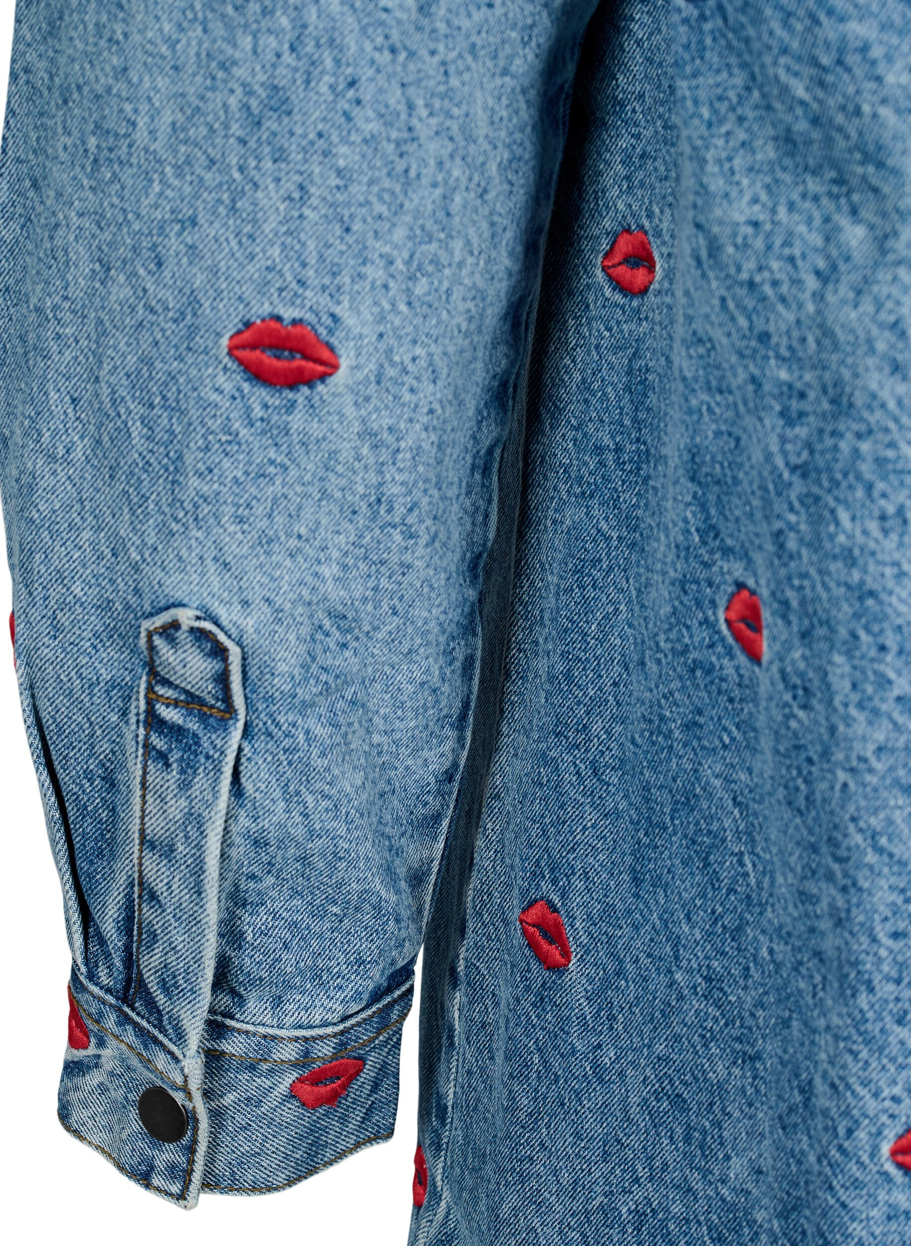 ZizziLosse denim shirt met geborduurde lippen, Light Blue Kiss, Packshot image number 4