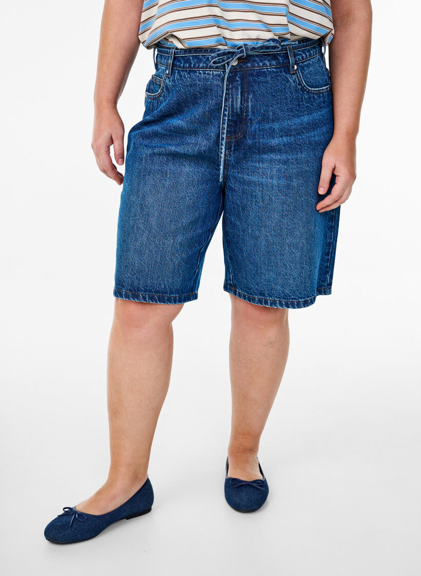 Strakke pasvorm denim shorts met strikriem, Blue Denim, Model