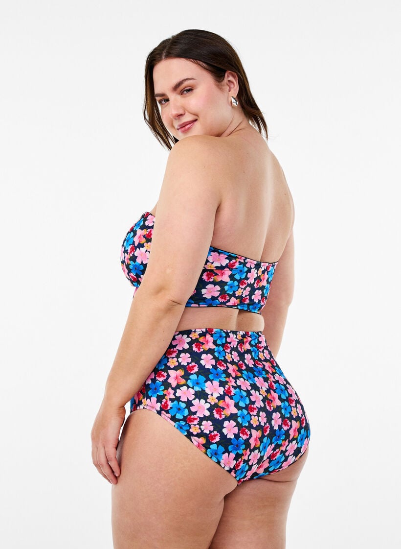 Bloemen bandeau bikinitop, Rood, Model
