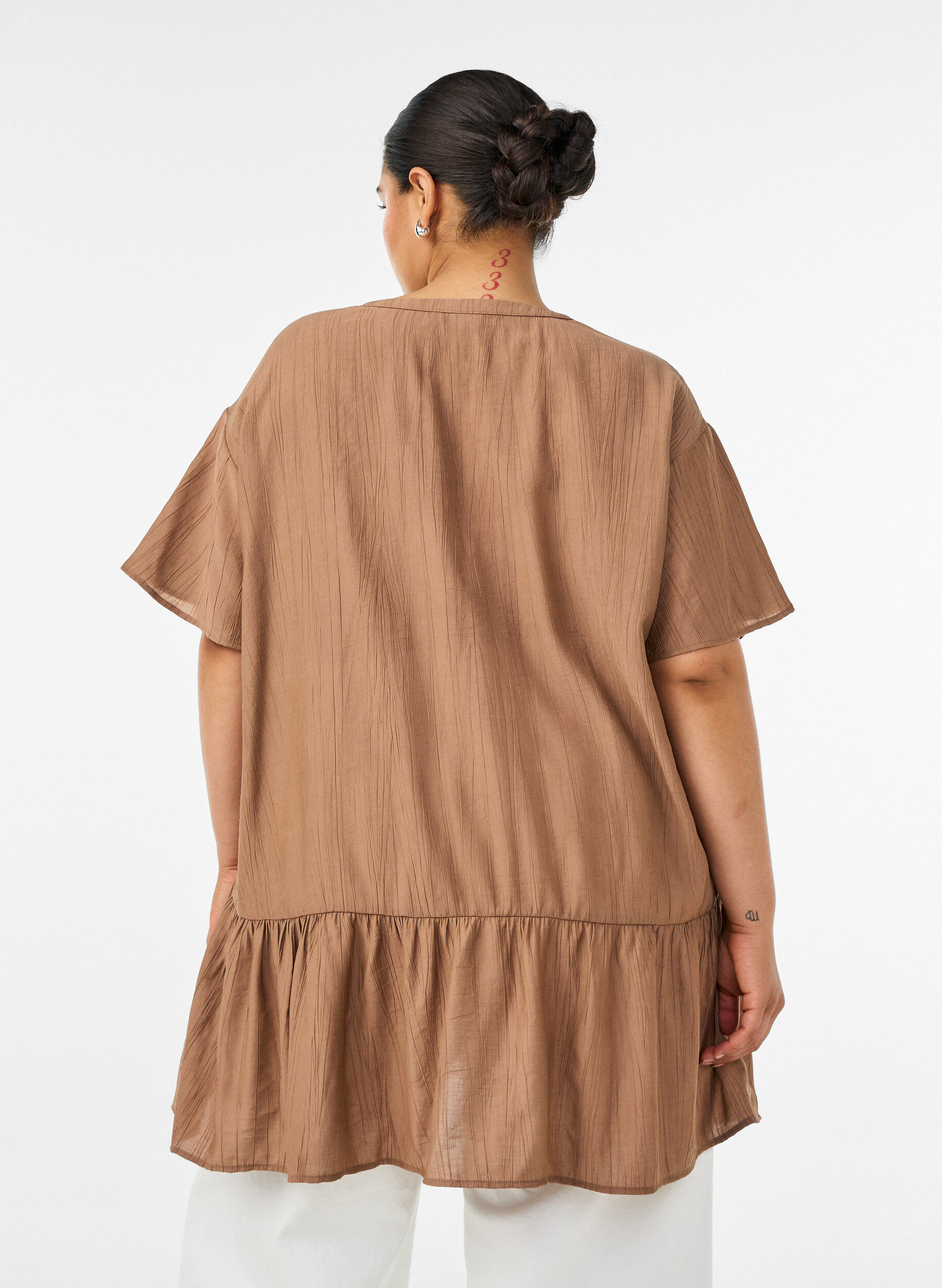 ZizziLosse tuniek met gekreukte structuur en rucherand, Bruin, Model image number 2