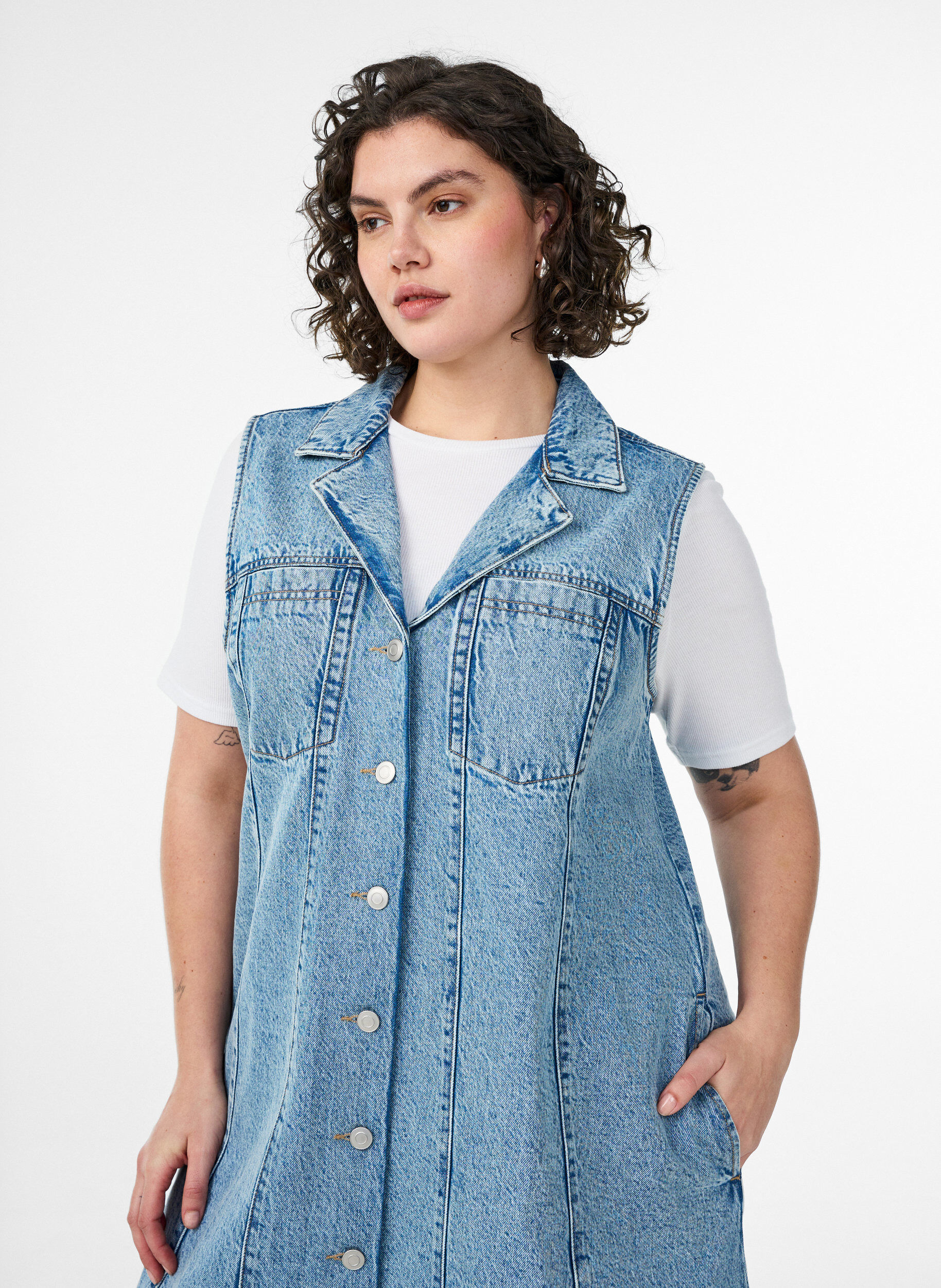 Zizzi Robe en jean sans manches avec fermeture boutonn&eacute;e et fentes, Bleu Clair, Model image number 2