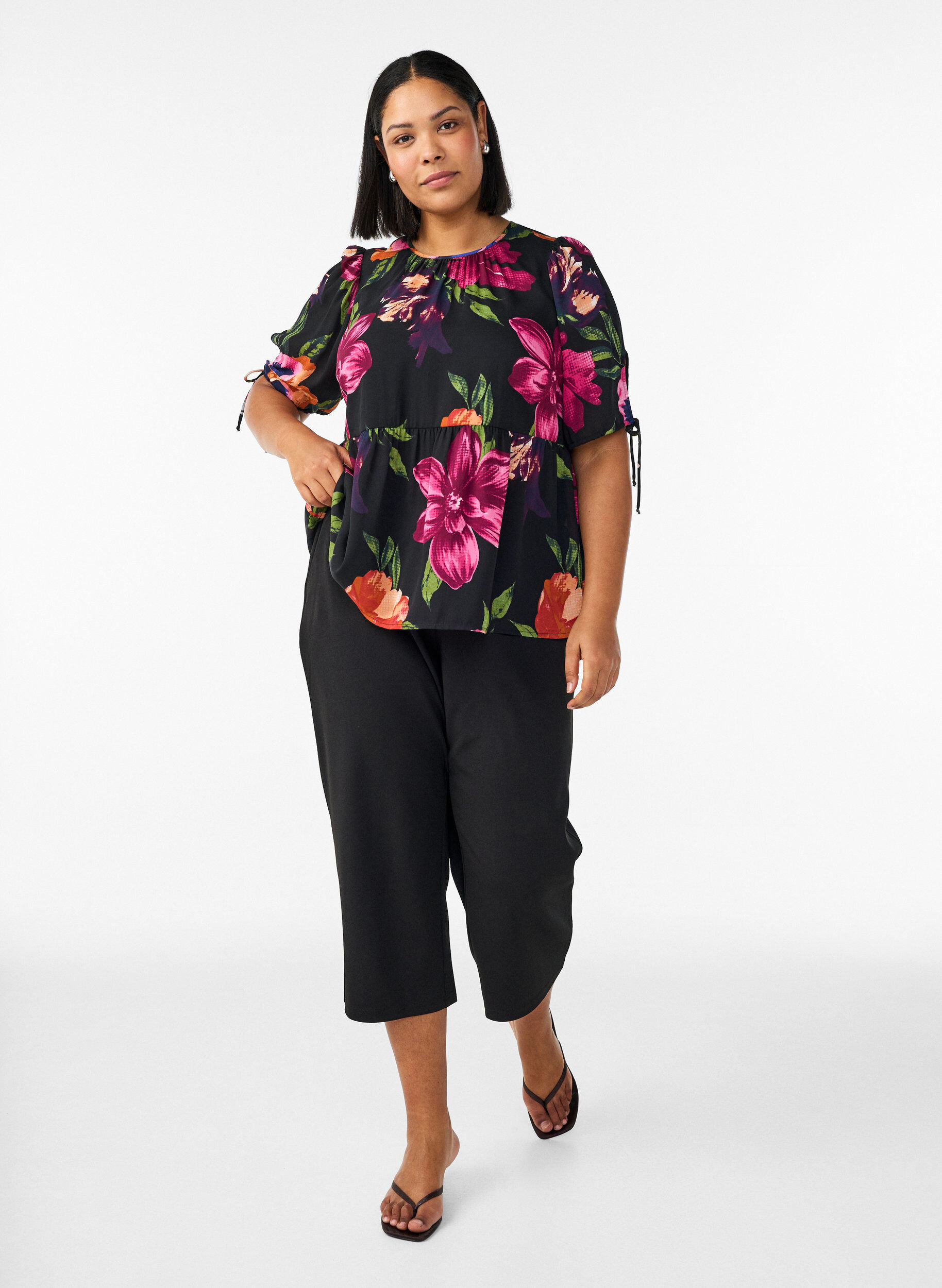 Zizzi Blouse &agrave; imprim&eacute; floral et p&eacute;plum, Noir, Model image number 1