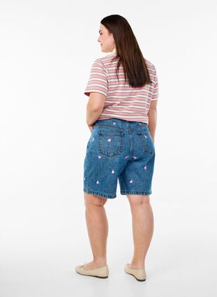 ZizziKorte spijkerbroek met hoge taille en geborduurde hartjes, Blauw, Model image number 2