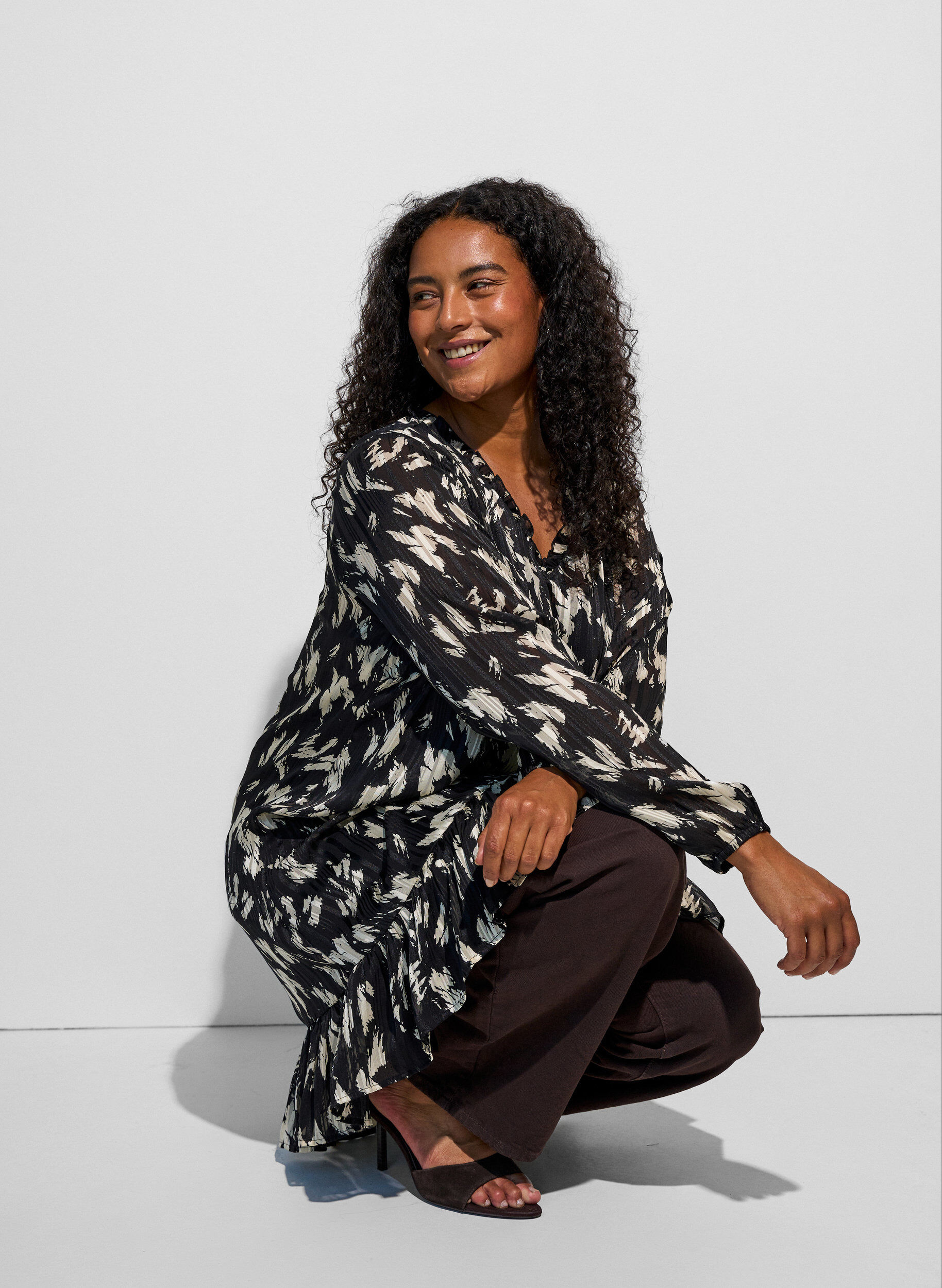 Jurk met patroon, ruches en lange mouwen, Zwart, Model