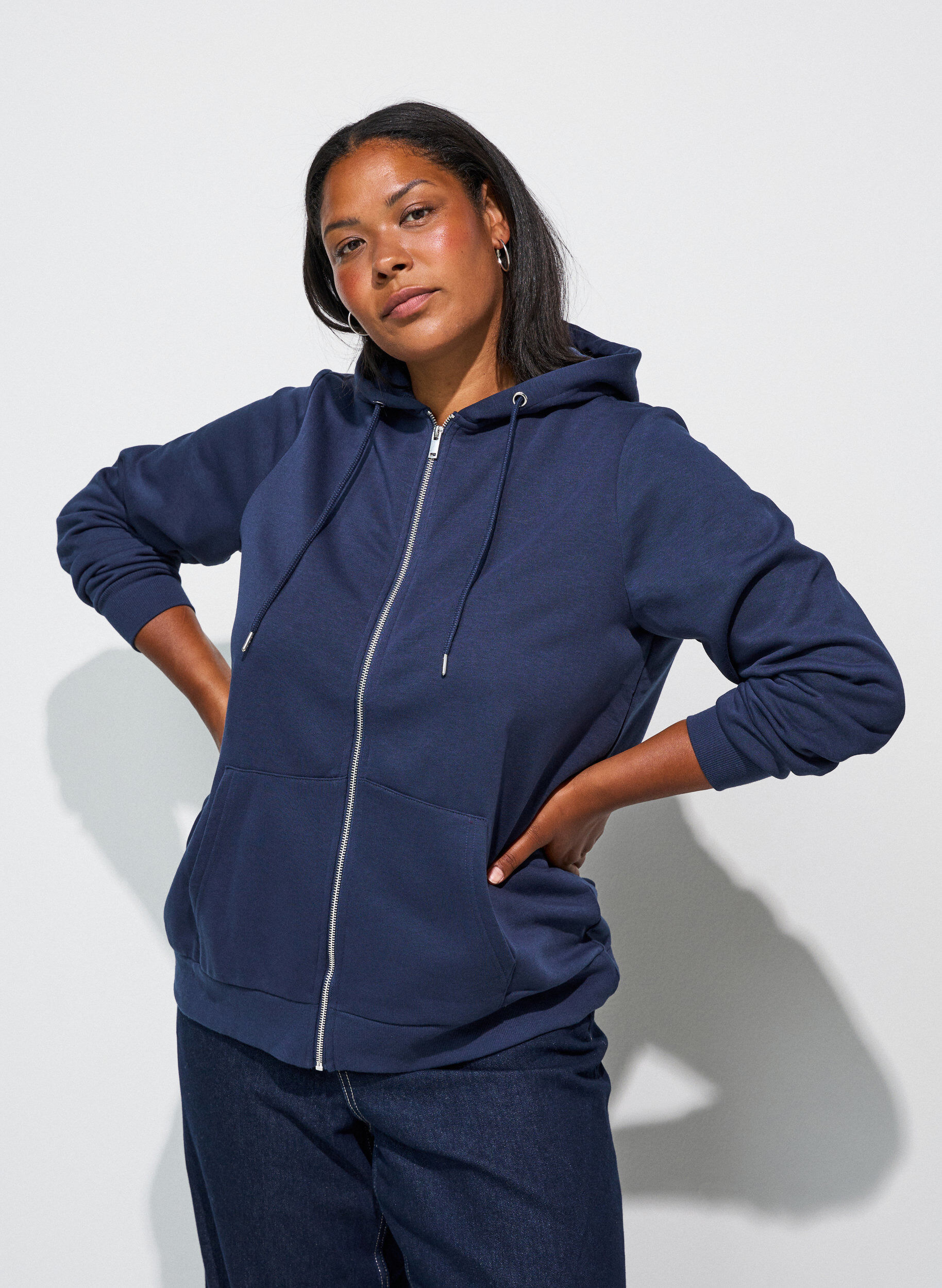 ZizziSweatshirt met capuchon, ritssluiting en zakken, Blauw, Model image number 3