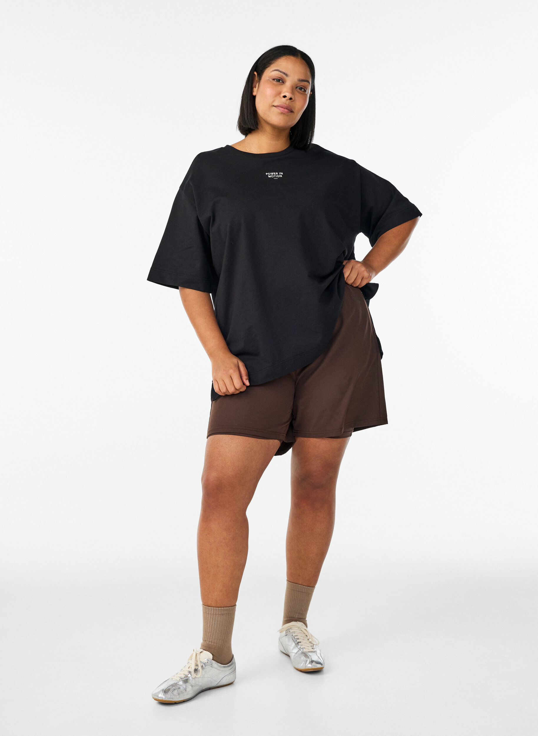 Zizzi T-shirt de sport coupe ample avec inscription brod&eacute;e, Noir, Model image number 1