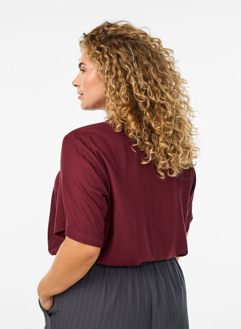 Blouse met korte mouwen en diagonale knoopsluiting, Rood, Model image number 2