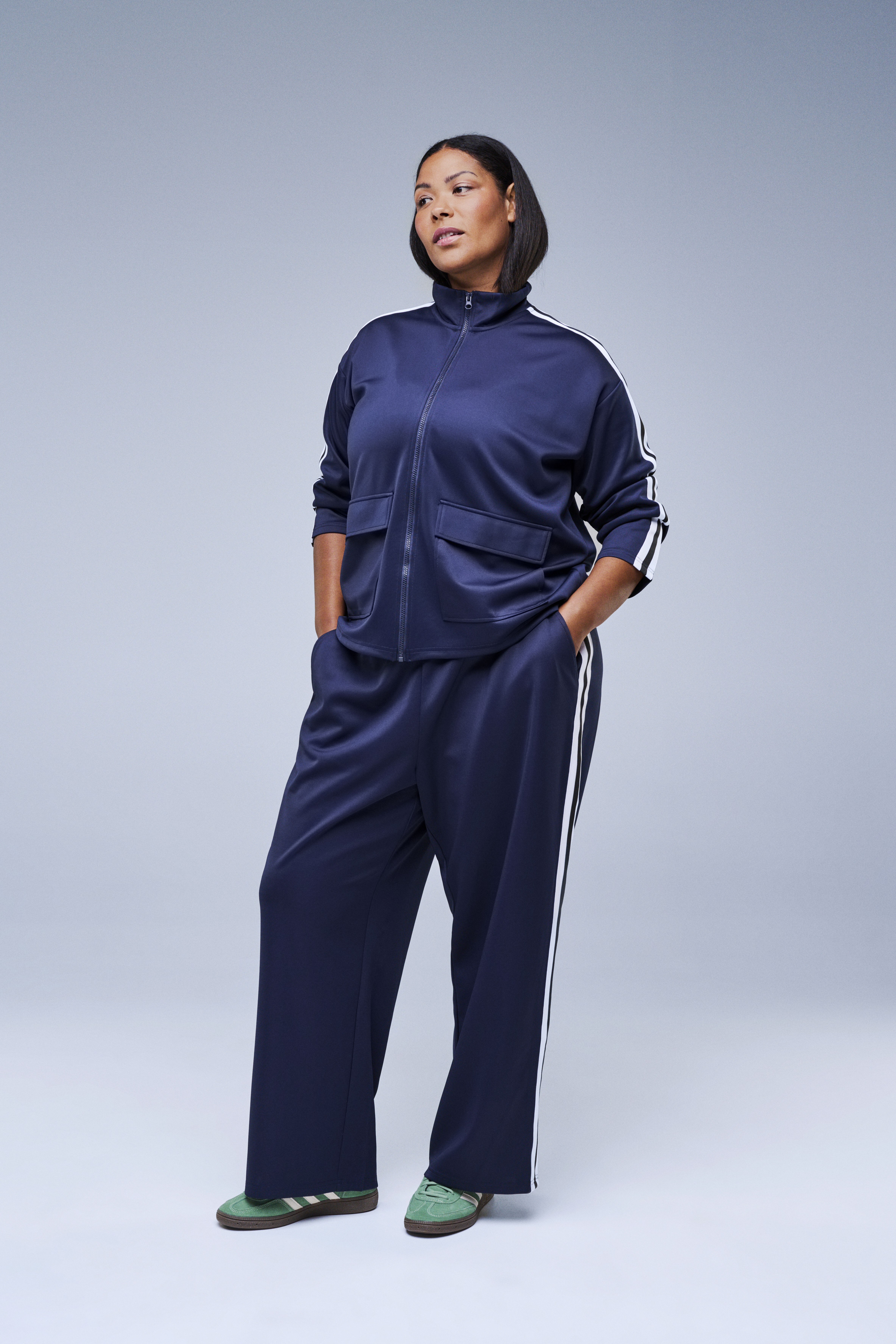 ZizziTrainingsset met sportieve strepen, , Model