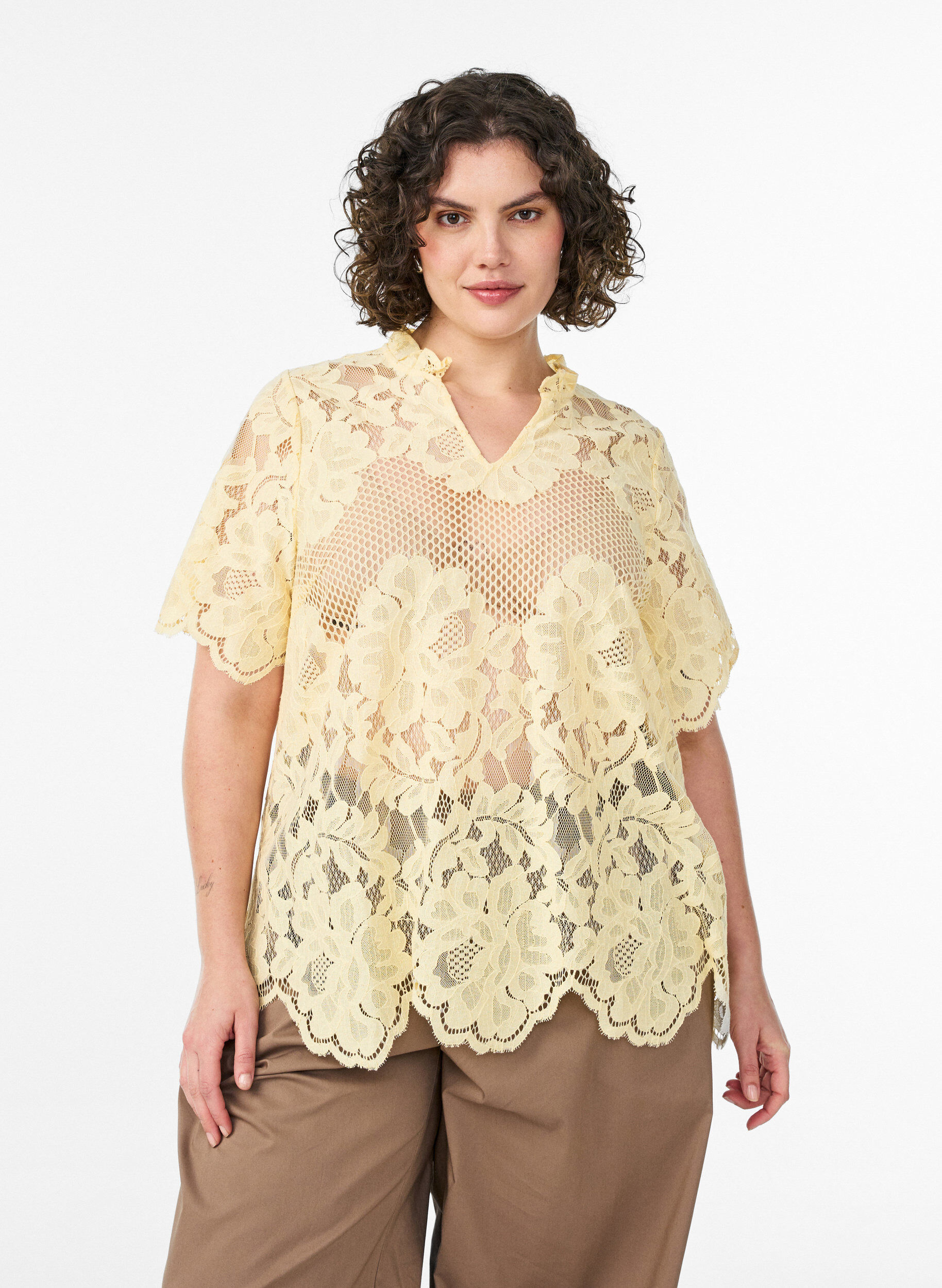 Kanten blouse met ruchekraag en korte mouwen, Geel, Model