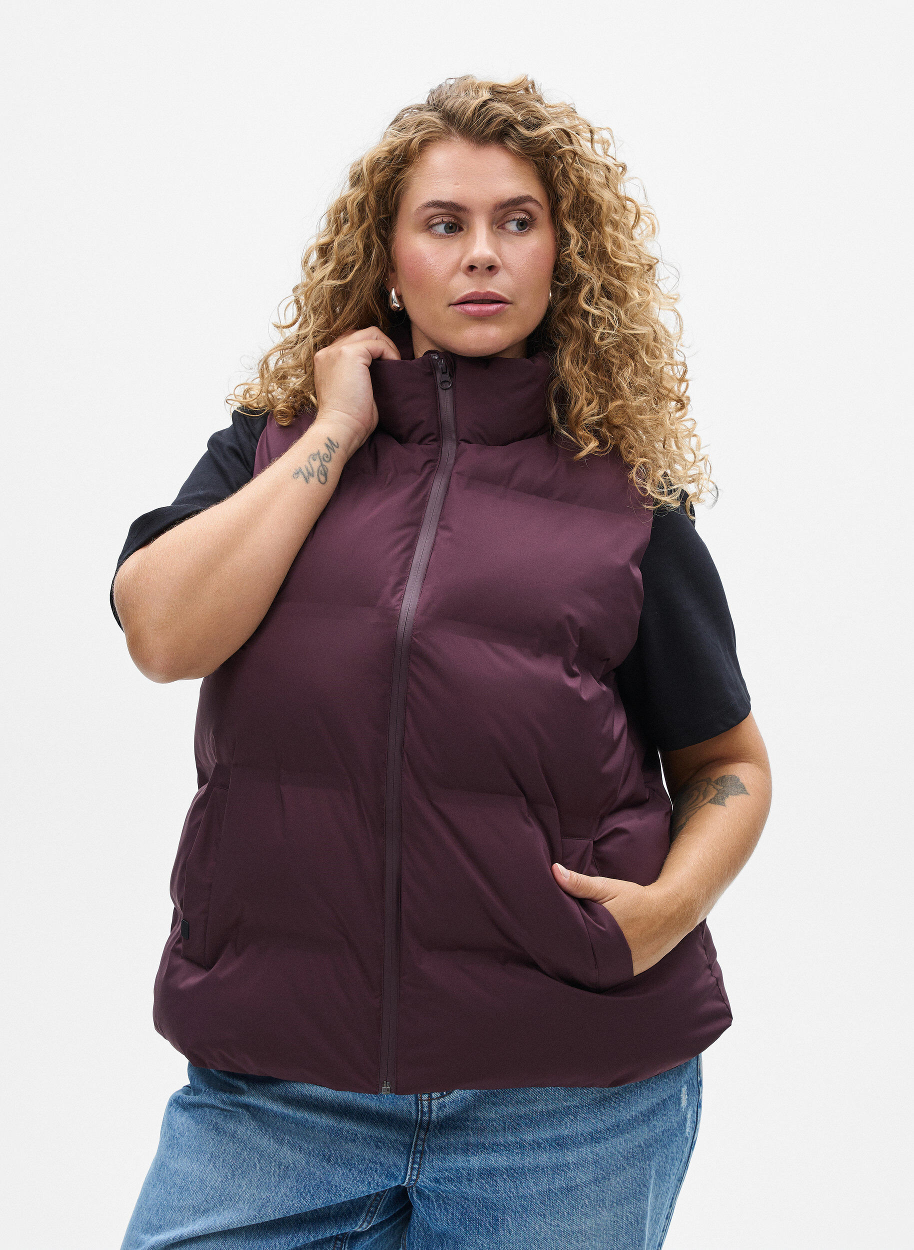 Korte puffer bodywarmer met hoge kraag, Donker Bordeaux, Model