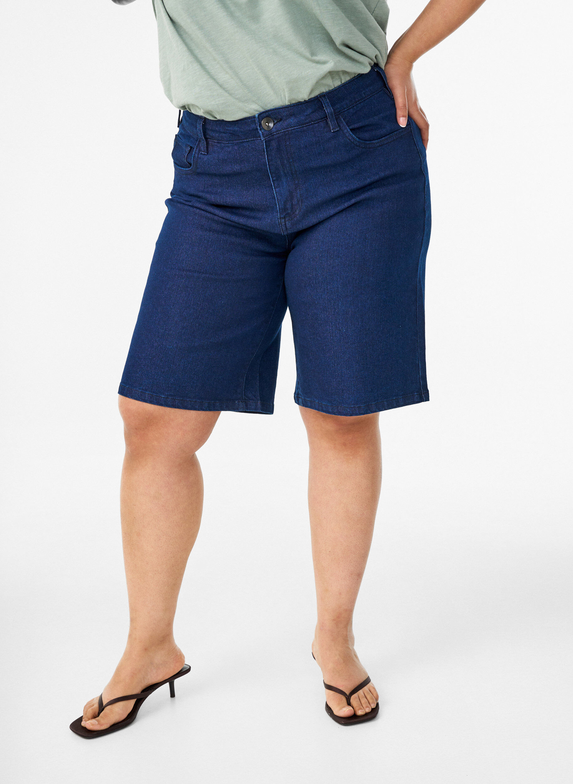 Zizzi Short en jean ample &agrave; taille haute, Bleu, Model image number 3