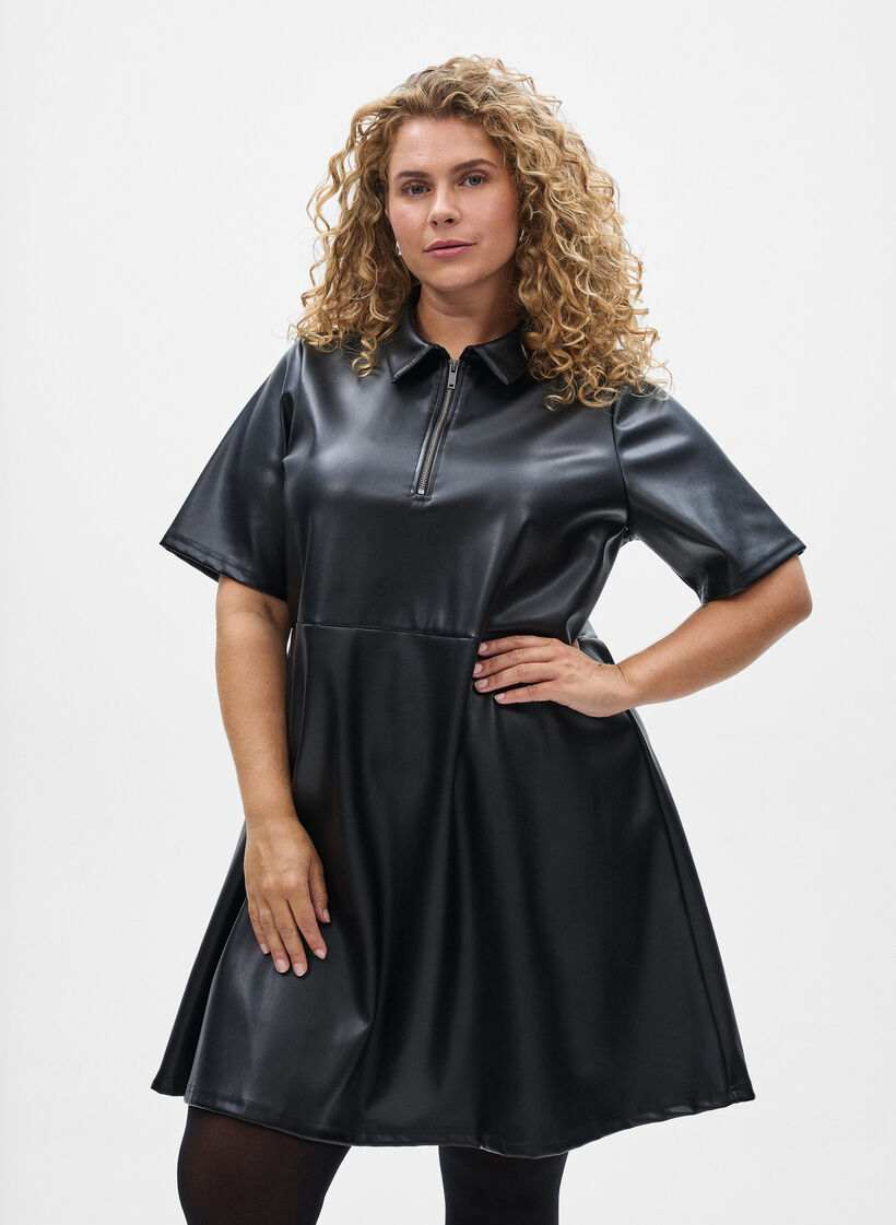 Korte jurk in imitatieleer met een A-lijn vorm, Black, Model