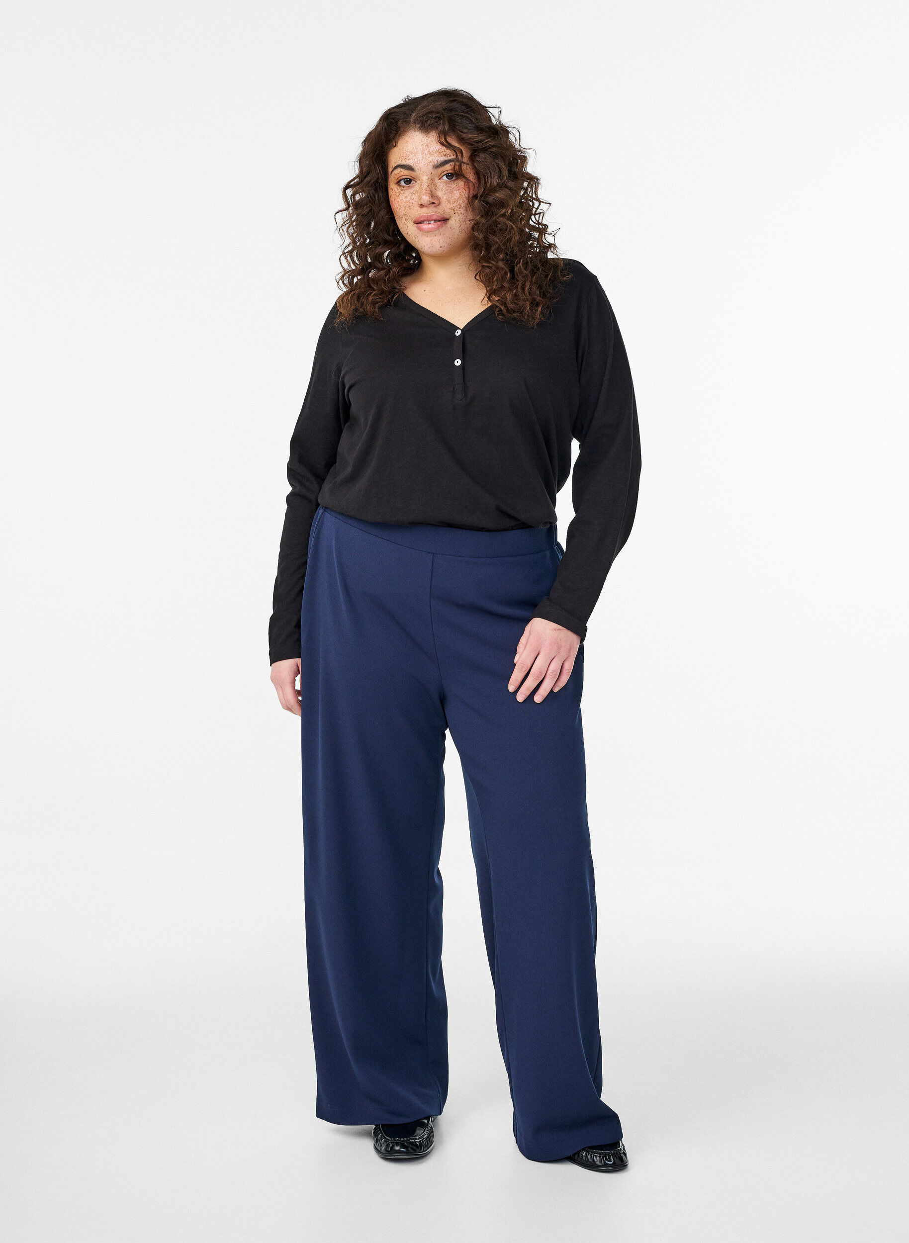 ZizziT-shirt met lange mouwen, V-hals en knopen, Zwart, Model image number 1