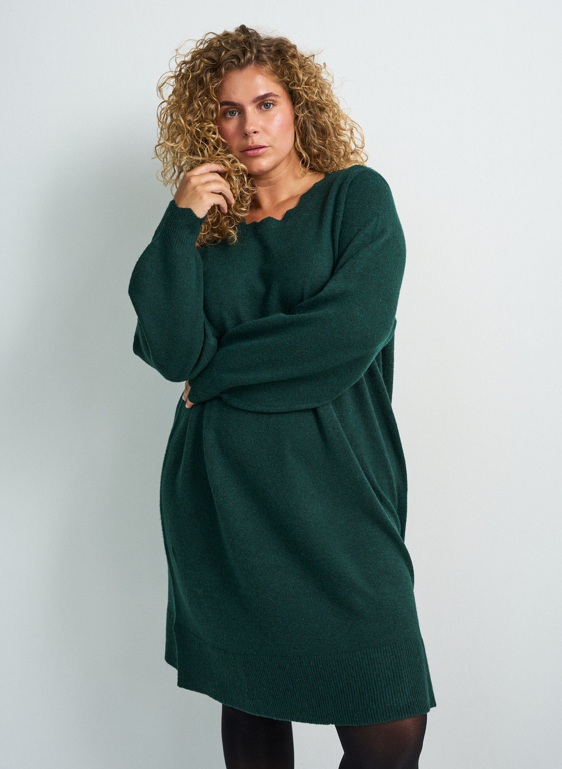 Korte gebreide jurk met golvende zoom en splitjes, Groen, Model