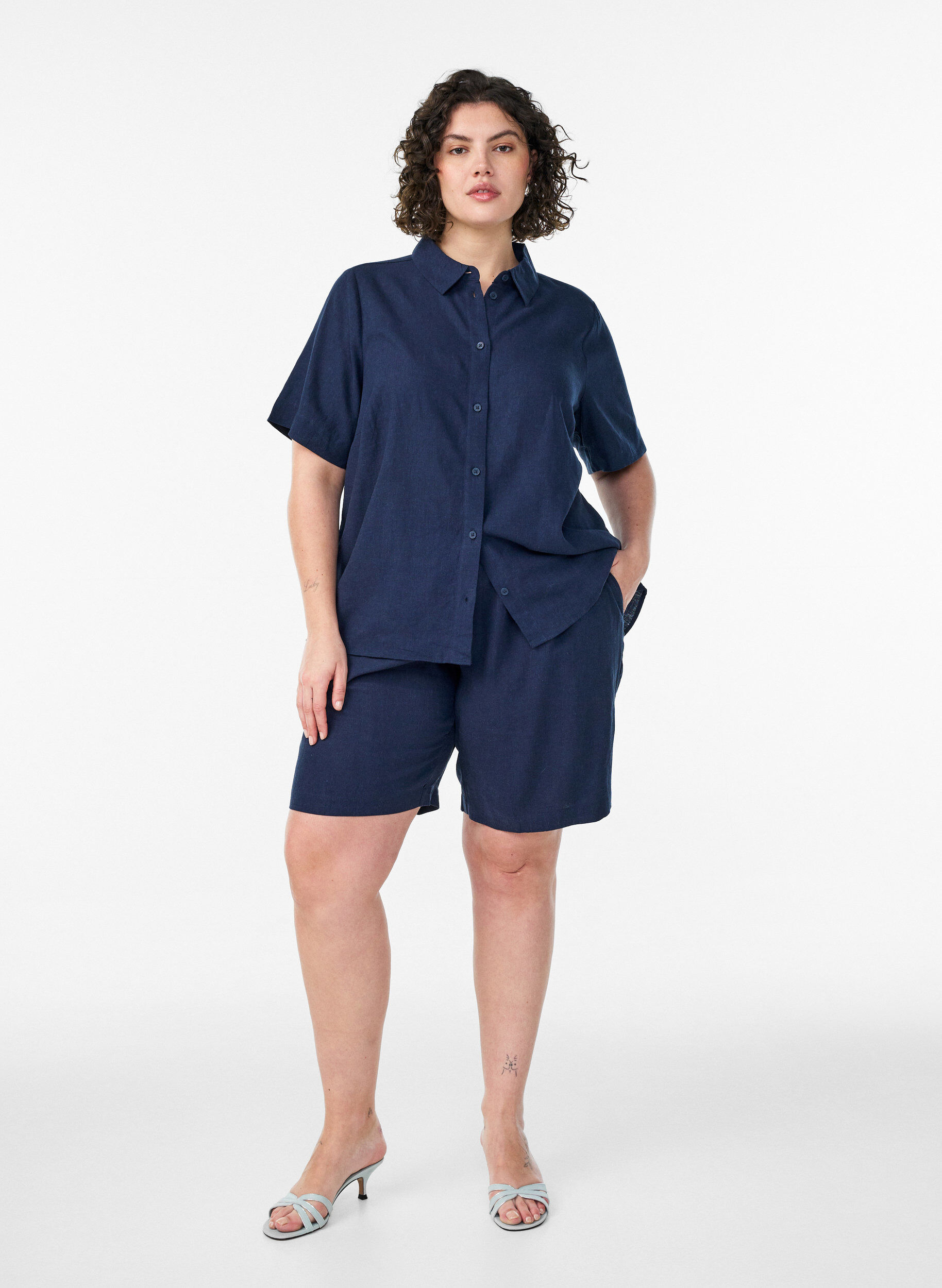 Zizzi Short taille haute en lin et viscose, Bleu, Model image number 1