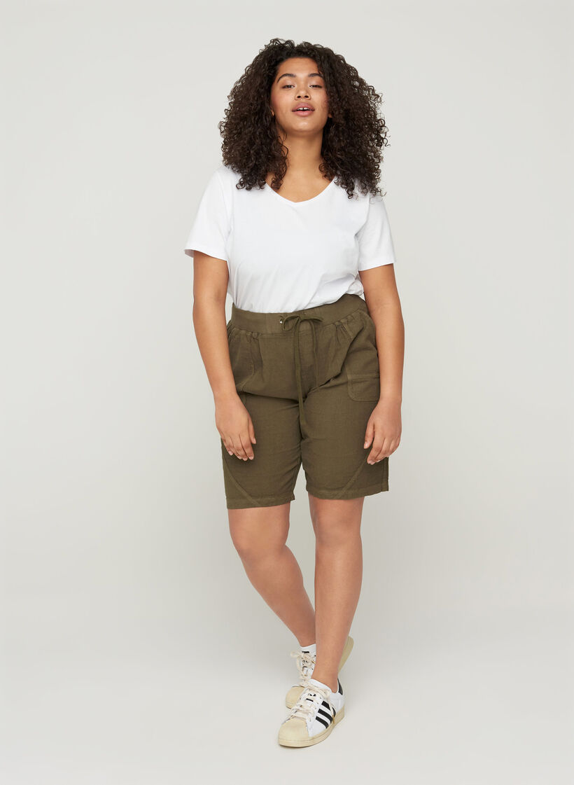 Losse short met zakken in katoen, Ivy Green, Model