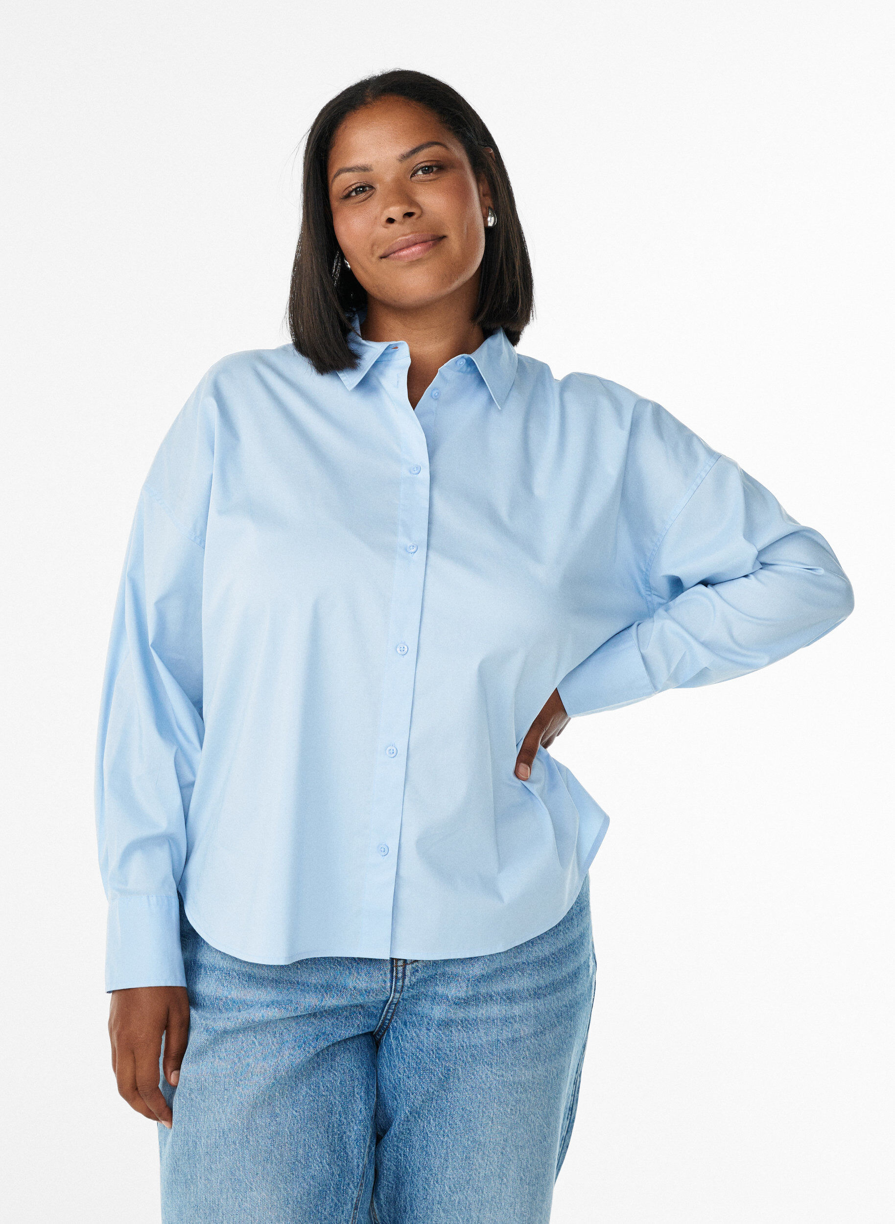 Klassiek katoenen shirt met een losse pasvorm, Blauw, Model