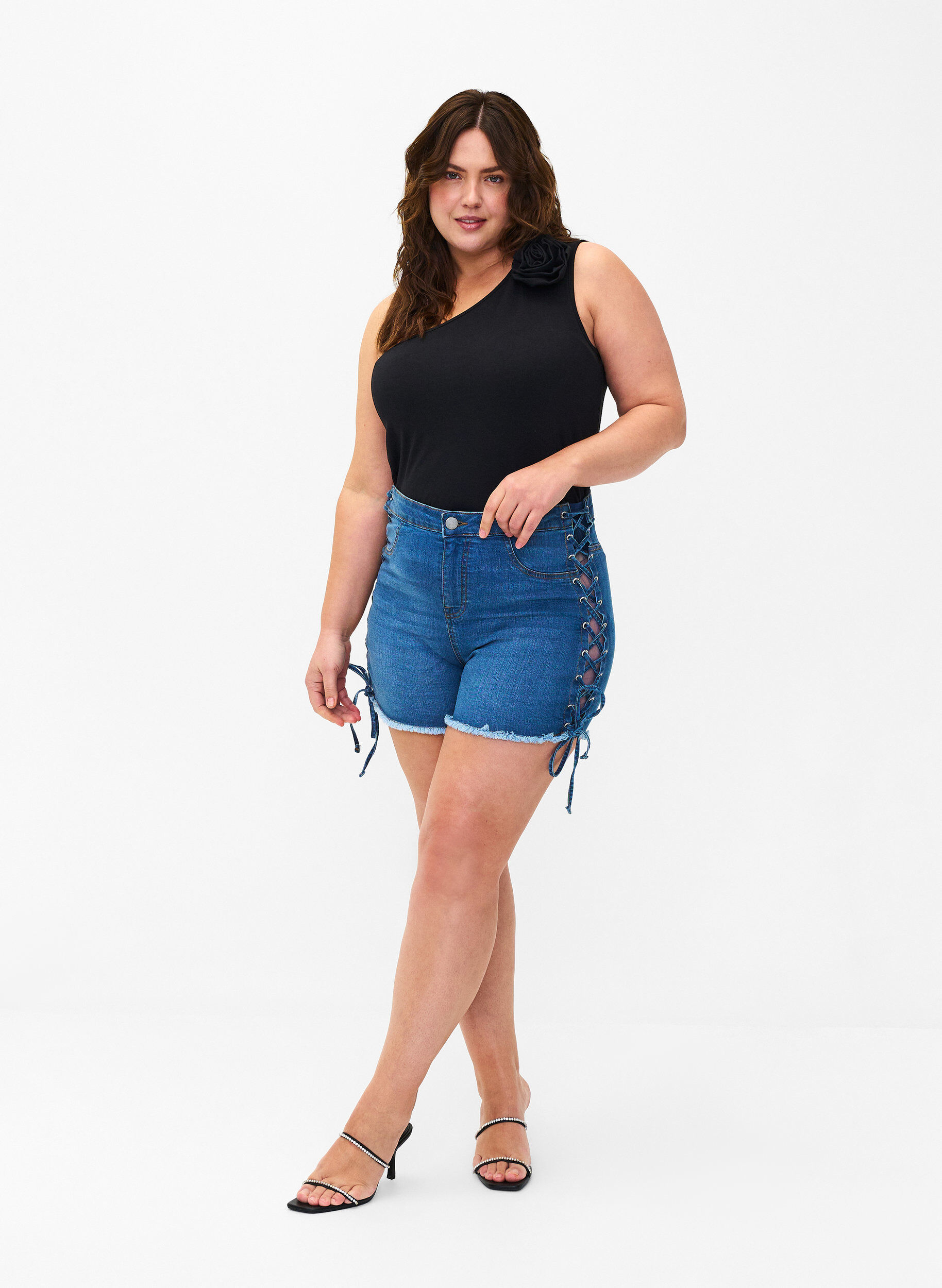 ZizziTopje met &eacute;&eacute;n blote schouder met roos, Black, Model image number 3