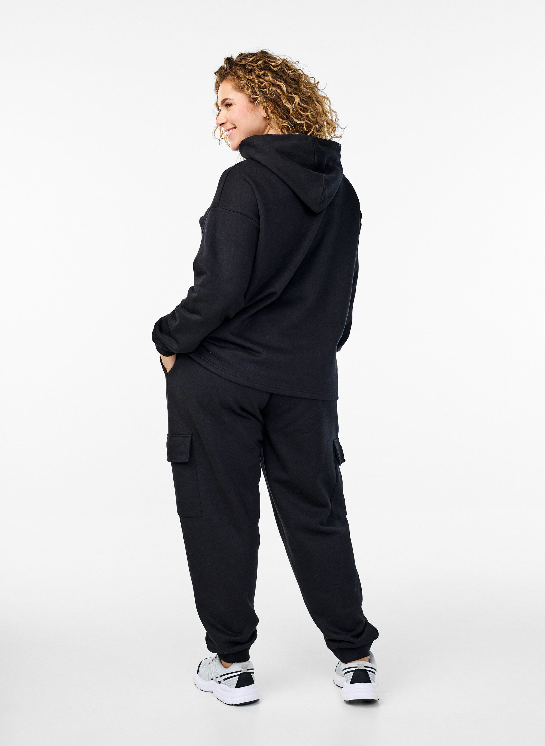 ZizziCargo broek in zachte sweatstof, Zwart, Model image number 1