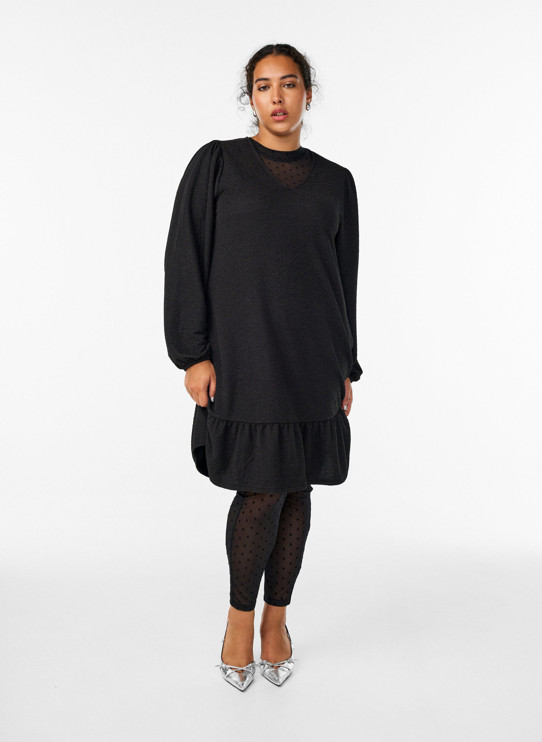 ZizziKorte jurk met een ruffle zoom en structuur, Zwart, Model image number 1