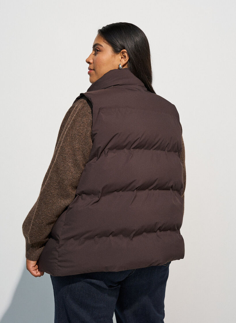 Korte puffer bodywarmer met hoge kraag, Bruin, Model image number 2