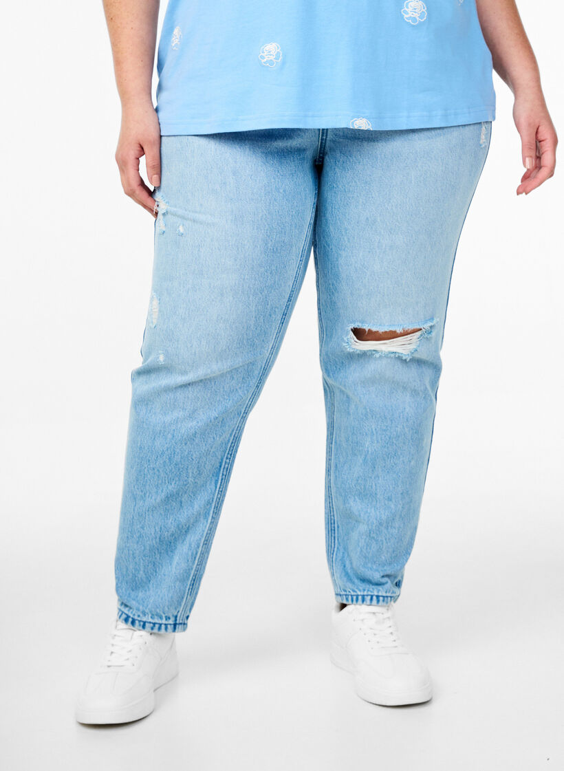 Mille Mom fit jeans met distressed details, Light Blue Denim, Model
