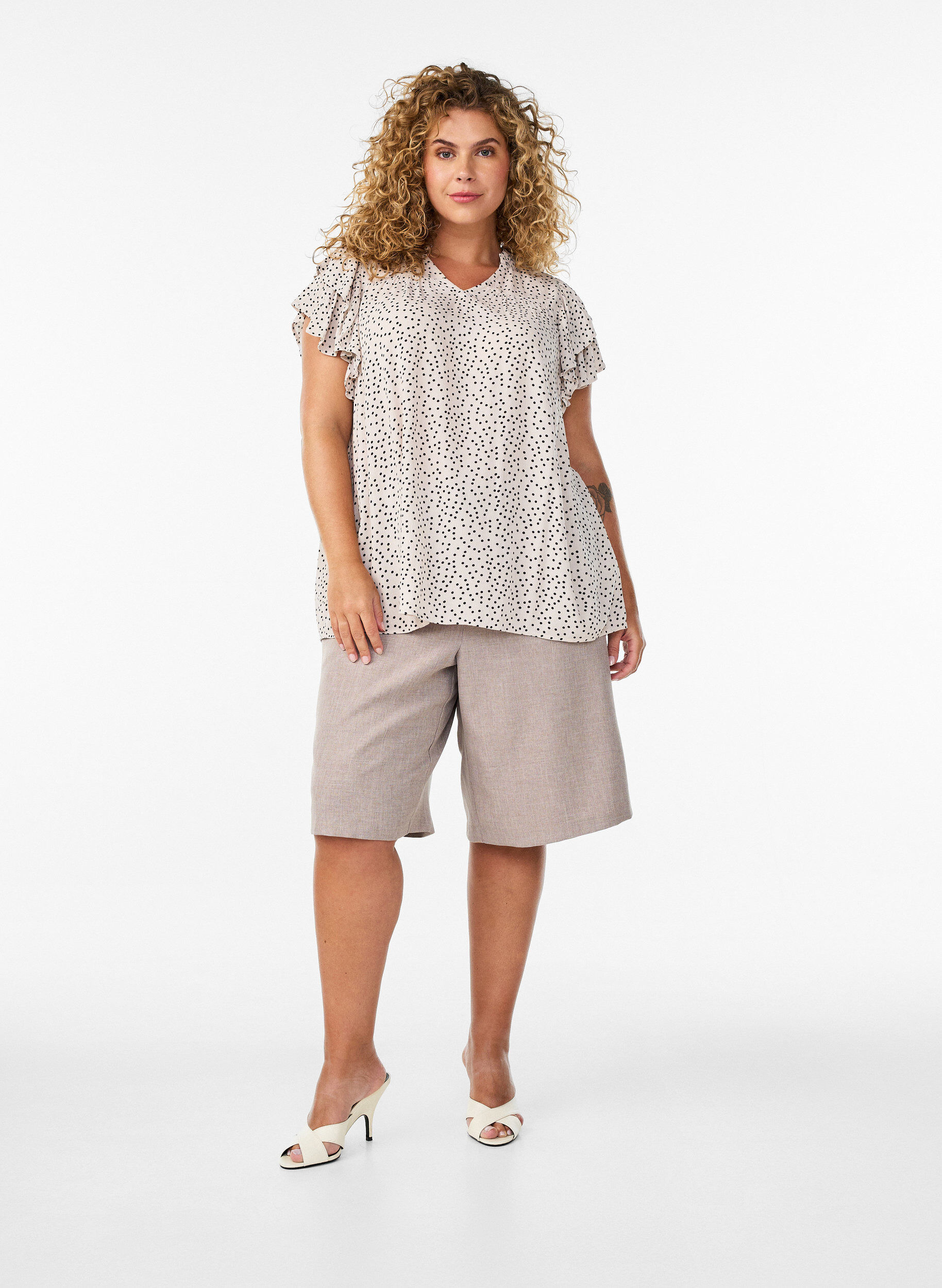 Zizzi Blouse imprim&eacute;e en viscose avec volants, Vanille, Model image number 1