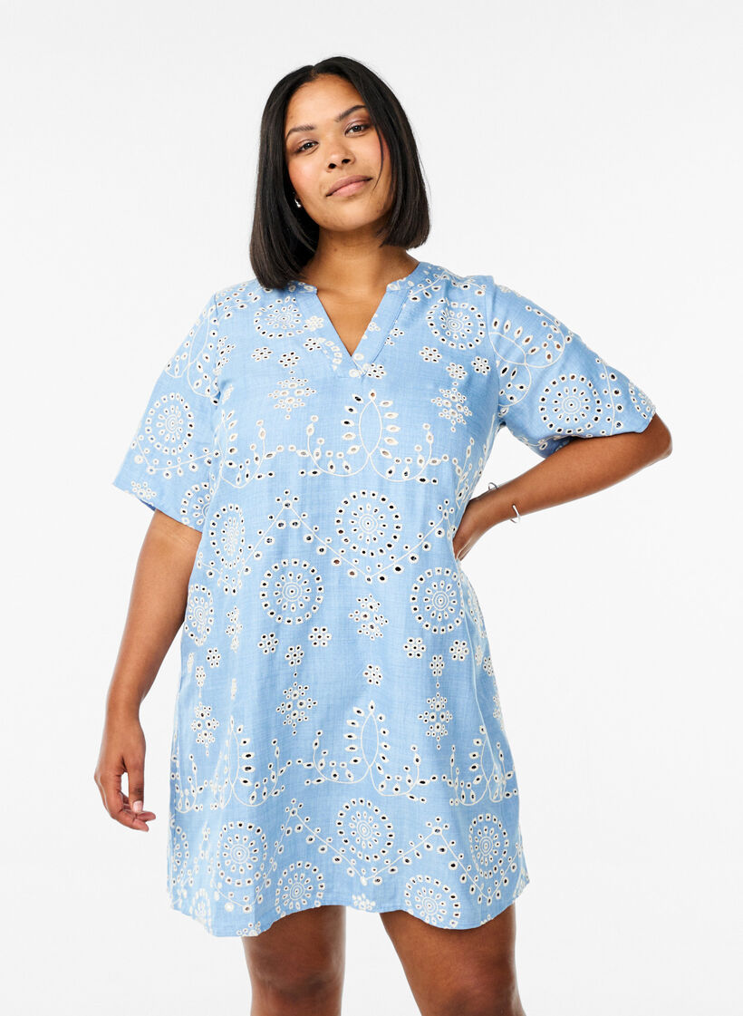 Korte jurk met een decoratief opengewerkt patroon, Faded Denim w. White, Model