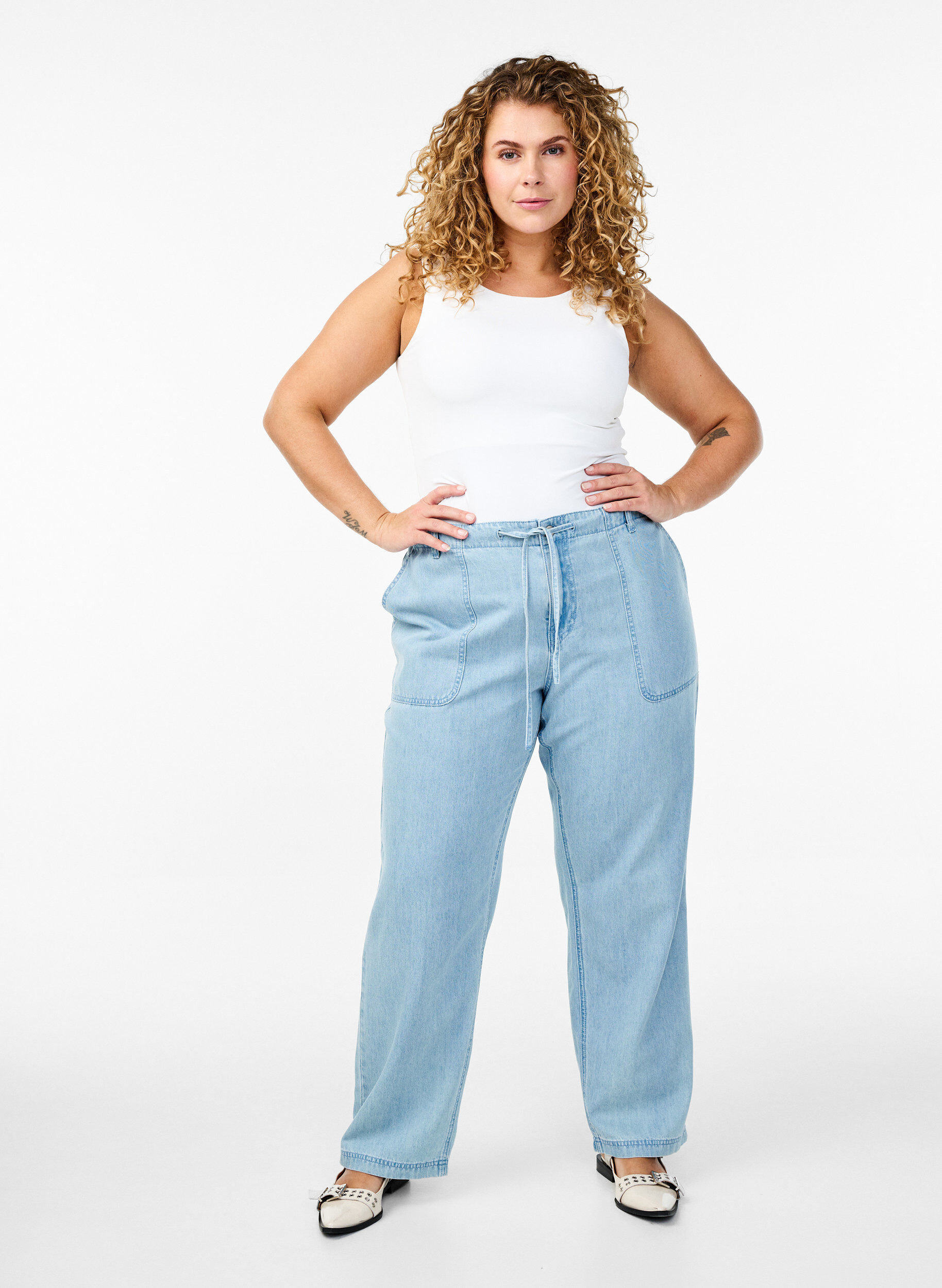 High-waisted jeans met strikceintuur, Blauw, Model